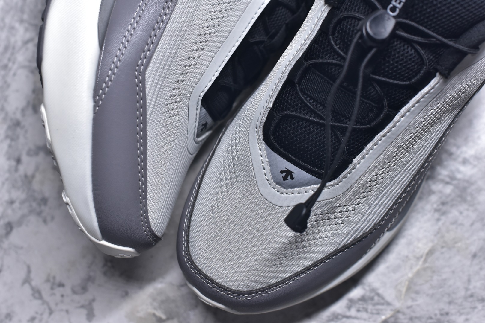 图片[8]-#DESCENTE RUNNING 迪桑特系列舒适休闲运动减震透气低帮跑步鞋 DESCENTE（迪桑特）创立于1935年，品牌名取自法语词汇，意为“滑降”。品牌箭头标识代表滑雪的三种技术“高速直线滑行”、“穿越”和“侧滑”，也寓意品牌在打造高端专业运动产品中不断追求完美的创新精神，致力于成为中国高端专业滑雪、综训、女子、铁人三项、高尔夫的第一品牌。实拍调校N版已经零色差零失真 百分百还原实物色彩所见即所得 不存在货不对板色差等低级问题 选购参考实物拍摄 不混卖不参货 只用心做好货严格选品 承诺混一赔十 尺码：36 36.5 37.5 38 38.5 39 40 40.5 41 42 42.5 43 44 44.5 45-选品中心