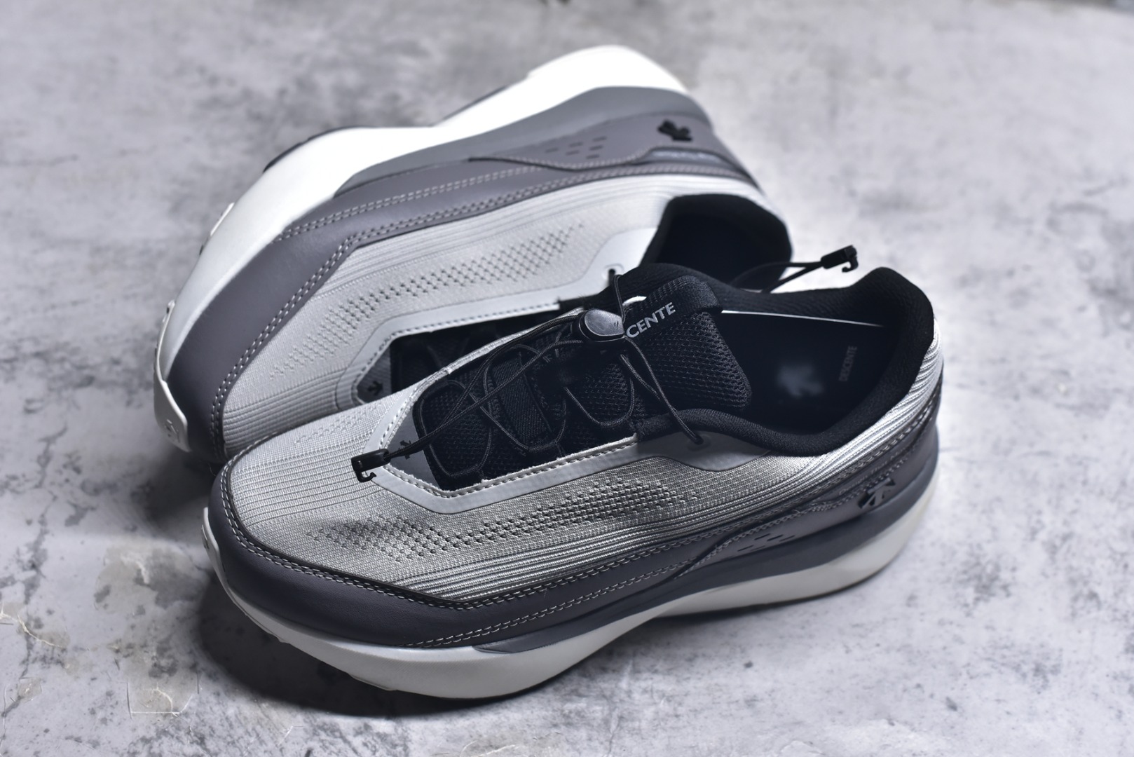 图片[7]-#DESCENTE RUNNING 迪桑特系列舒适休闲运动减震透气低帮跑步鞋 DESCENTE（迪桑特）创立于1935年，品牌名取自法语词汇，意为“滑降”。品牌箭头标识代表滑雪的三种技术“高速直线滑行”、“穿越”和“侧滑”，也寓意品牌在打造高端专业运动产品中不断追求完美的创新精神，致力于成为中国高端专业滑雪、综训、女子、铁人三项、高尔夫的第一品牌。实拍调校N版已经零色差零失真 百分百还原实物色彩所见即所得 不存在货不对板色差等低级问题 选购参考实物拍摄 不混卖不参货 只用心做好货严格选品 承诺混一赔十 尺码：36 36.5 37.5 38 38.5 39 40 40.5 41 42 42.5 43 44 44.5 45-选品中心