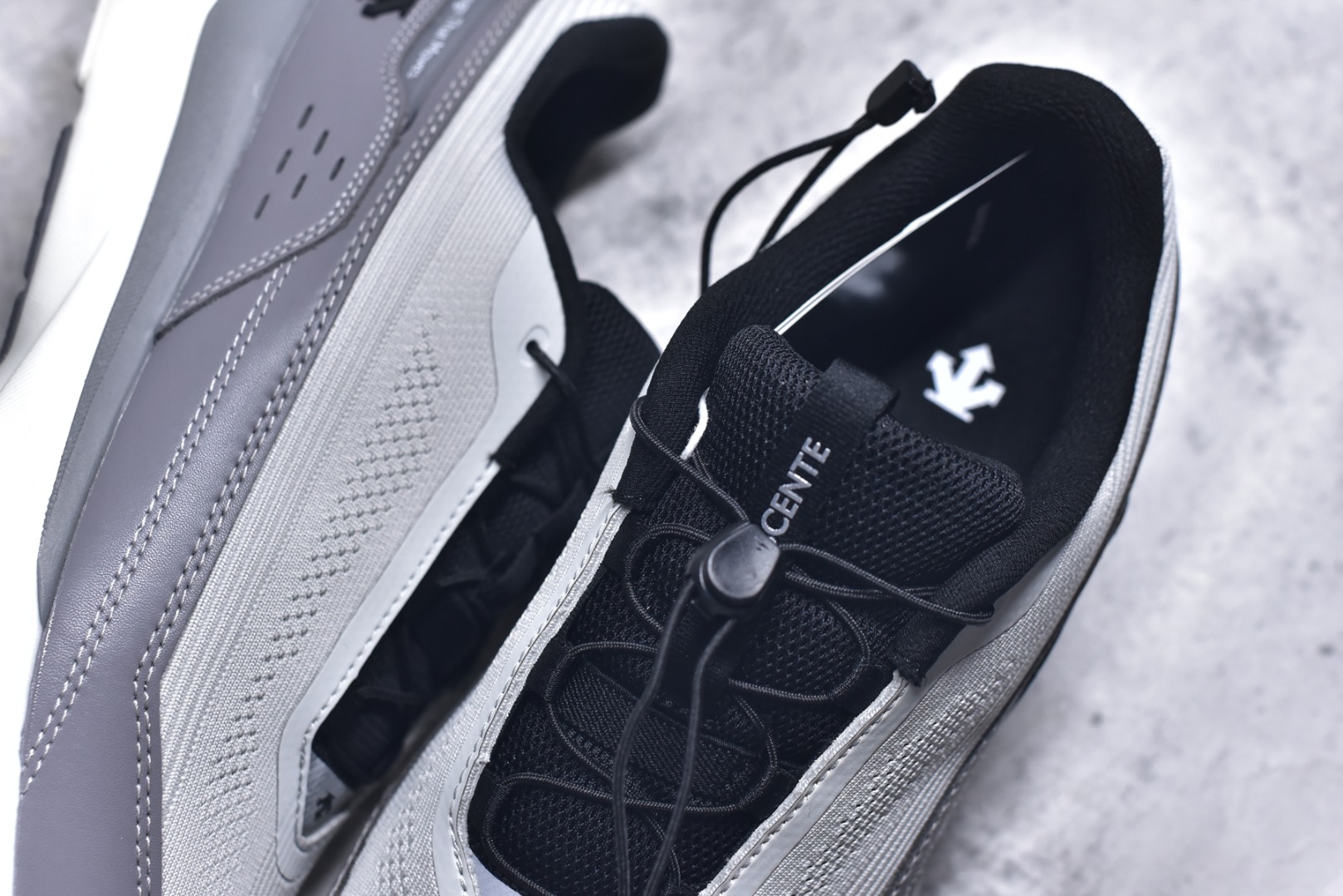 图片[9]-#DESCENTE RUNNING 迪桑特系列舒适休闲运动减震透气低帮跑步鞋 DESCENTE（迪桑特）创立于1935年，品牌名取自法语词汇，意为“滑降”。品牌箭头标识代表滑雪的三种技术“高速直线滑行”、“穿越”和“侧滑”，也寓意品牌在打造高端专业运动产品中不断追求完美的创新精神，致力于成为中国高端专业滑雪、综训、女子、铁人三项、高尔夫的第一品牌。实拍调校N版已经零色差零失真 百分百还原实物色彩所见即所得 不存在货不对板色差等低级问题 选购参考实物拍摄 不混卖不参货 只用心做好货严格选品 承诺混一赔十 尺码：36 36.5 37.5 38 38.5 39 40 40.5 41 42 42.5 43 44 44.5 45-选品中心