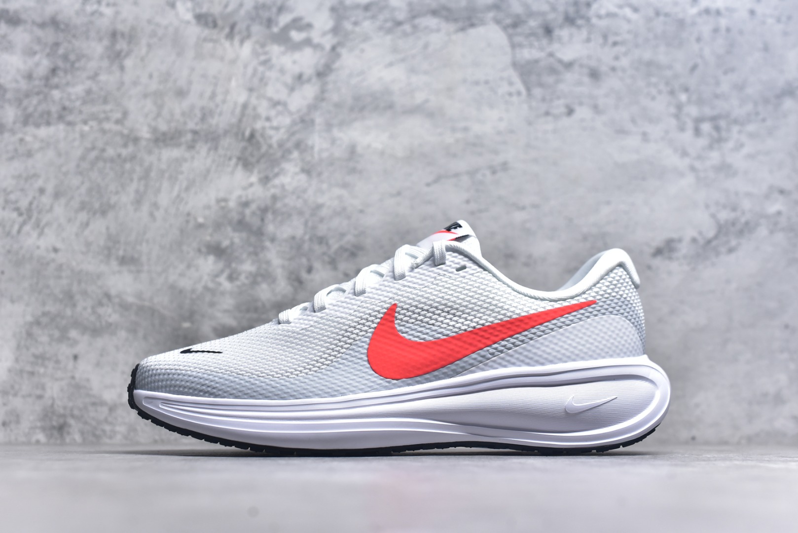 #NK Revolution 8 UN网面缓震运动跑鞋 HJ9198-102 泰光Zp特供批次 市面唯一支持实战的跑鞋 原档案数据原厂网纱 正确高频花纹 前后掌内置Zoom Air气垫 原装MD大底 脚感完美还原 原盒原配 QC检验、钢印 俱全 原底科技 同步原版 脚感堪比Boost 实拍调校N版已经零色差零失真 百分百还原实物色彩所见即所得 不存在货不对板色差等低级问题 选购参考实物拍摄 不混卖不参货 只用心做好货严格选品 承诺混一赔十 尺码：36 36.5 37.5 38 38.5 39 40 40.5 41 42 42.5 43 44 44.5 45-选品中心