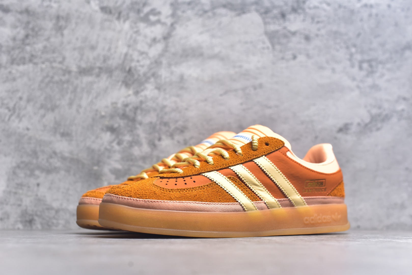 图片[2]-#坏痞兔Bad Bunny x AD Gazelle Indoor Trainers \”Benito\”羚羊内训系统低帮复古百搭休闲运动德训风板鞋“棕色变形鞋头” JS5050 鞋款整体选择了简约的黑白皮革搭配浅灰色长绒麂皮材质，最后以半透明生胶大底收尾，质感在线。不同于以往联名的调色盘操作，Bad Bunny对Gazelle indoor进行了加宽加厚处理，以及鞋头变形的设计，带来全新的歪头面包鞋型Gazelle。此外，鞋款标签直接呈现在后跟处，鞋侧adidas标识下方还加入了\”benito\”字样，辨识度拉满。 尺码：35 36 36⅔ 37⅓ 38 38⅔ 39⅓ 40 40⅔ 41⅓ 42 42⅔ 43⅓ 44 44⅔ 45-选品中心