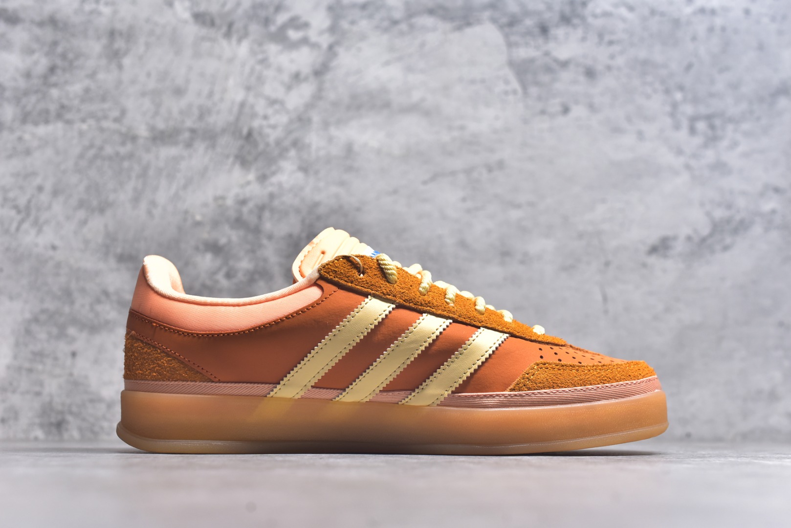 图片[3]-#坏痞兔Bad Bunny x AD Gazelle Indoor Trainers \”Benito\”羚羊内训系统低帮复古百搭休闲运动德训风板鞋“棕色变形鞋头” JS5050 鞋款整体选择了简约的黑白皮革搭配浅灰色长绒麂皮材质，最后以半透明生胶大底收尾，质感在线。不同于以往联名的调色盘操作，Bad Bunny对Gazelle indoor进行了加宽加厚处理，以及鞋头变形的设计，带来全新的歪头面包鞋型Gazelle。此外，鞋款标签直接呈现在后跟处，鞋侧adidas标识下方还加入了\”benito\”字样，辨识度拉满。 尺码：35 36 36⅔ 37⅓ 38 38⅔ 39⅓ 40 40⅔ 41⅓ 42 42⅔ 43⅓ 44 44⅔ 45-选品中心