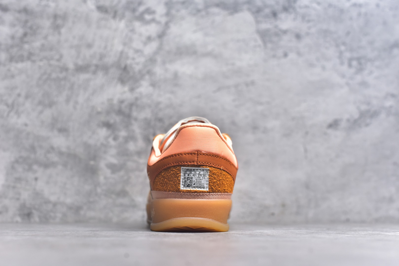 图片[5]-#坏痞兔Bad Bunny x AD Gazelle Indoor Trainers \”Benito\”羚羊内训系统低帮复古百搭休闲运动德训风板鞋“棕色变形鞋头” JS5050 鞋款整体选择了简约的黑白皮革搭配浅灰色长绒麂皮材质，最后以半透明生胶大底收尾，质感在线。不同于以往联名的调色盘操作，Bad Bunny对Gazelle indoor进行了加宽加厚处理，以及鞋头变形的设计，带来全新的歪头面包鞋型Gazelle。此外，鞋款标签直接呈现在后跟处，鞋侧adidas标识下方还加入了\”benito\”字样，辨识度拉满。 尺码：35 36 36⅔ 37⅓ 38 38⅔ 39⅓ 40 40⅔ 41⅓ 42 42⅔ 43⅓ 44 44⅔ 45-选品中心