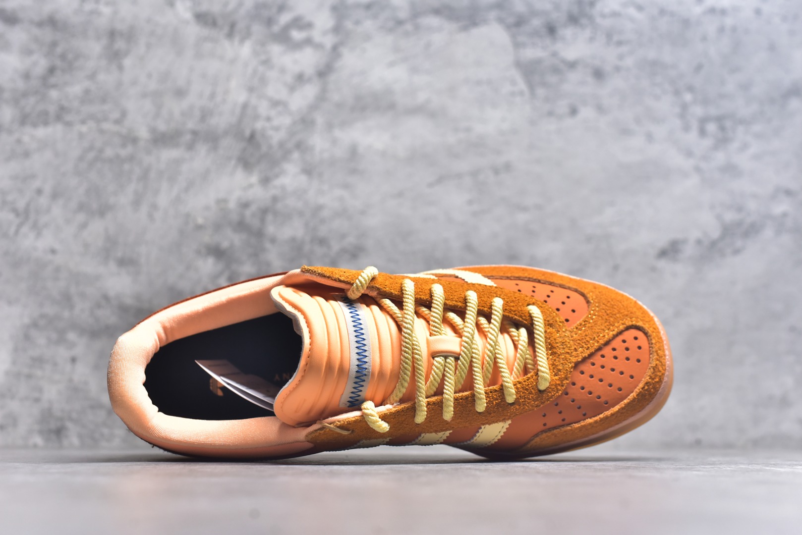 图片[4]-#坏痞兔Bad Bunny x AD Gazelle Indoor Trainers \”Benito\”羚羊内训系统低帮复古百搭休闲运动德训风板鞋“棕色变形鞋头” JS5050 鞋款整体选择了简约的黑白皮革搭配浅灰色长绒麂皮材质，最后以半透明生胶大底收尾，质感在线。不同于以往联名的调色盘操作，Bad Bunny对Gazelle indoor进行了加宽加厚处理，以及鞋头变形的设计，带来全新的歪头面包鞋型Gazelle。此外，鞋款标签直接呈现在后跟处，鞋侧adidas标识下方还加入了\”benito\”字样，辨识度拉满。 尺码：35 36 36⅔ 37⅓ 38 38⅔ 39⅓ 40 40⅔ 41⅓ 42 42⅔ 43⅓ 44 44⅔ 45-选品中心