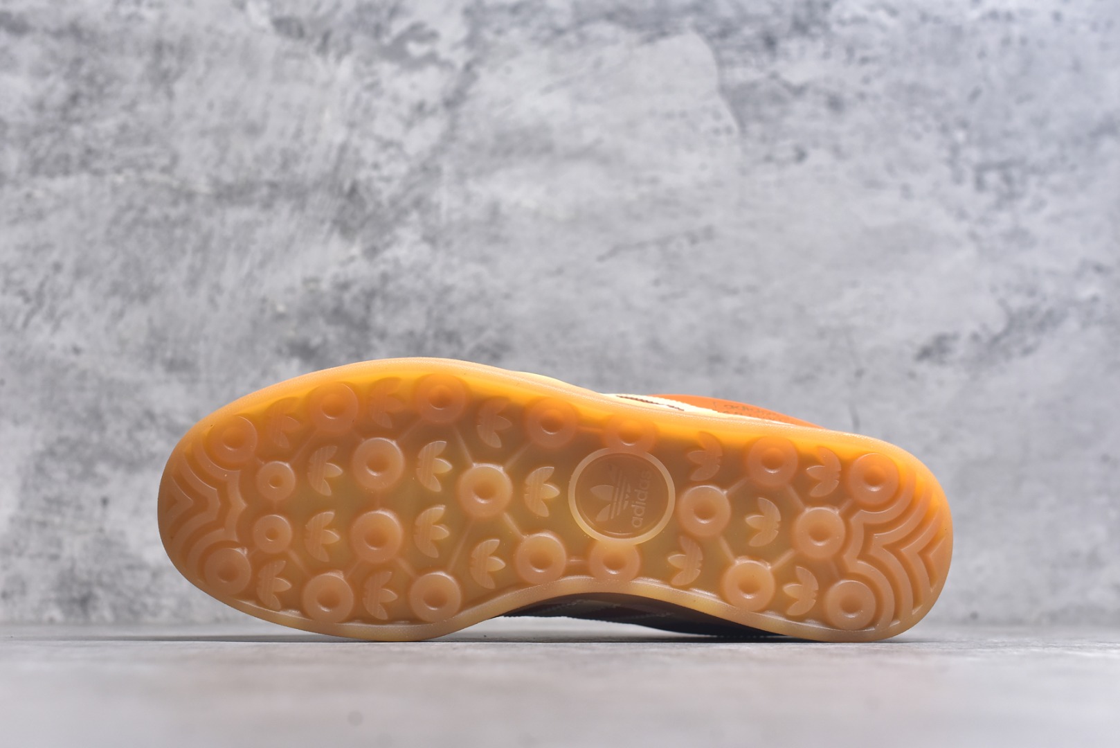 图片[6]-#坏痞兔Bad Bunny x AD Gazelle Indoor Trainers \”Benito\”羚羊内训系统低帮复古百搭休闲运动德训风板鞋“棕色变形鞋头” JS5050 鞋款整体选择了简约的黑白皮革搭配浅灰色长绒麂皮材质，最后以半透明生胶大底收尾，质感在线。不同于以往联名的调色盘操作，Bad Bunny对Gazelle indoor进行了加宽加厚处理，以及鞋头变形的设计，带来全新的歪头面包鞋型Gazelle。此外，鞋款标签直接呈现在后跟处，鞋侧adidas标识下方还加入了\”benito\”字样，辨识度拉满。 尺码：35 36 36⅔ 37⅓ 38 38⅔ 39⅓ 40 40⅔ 41⅓ 42 42⅔ 43⅓ 44 44⅔ 45-选品中心