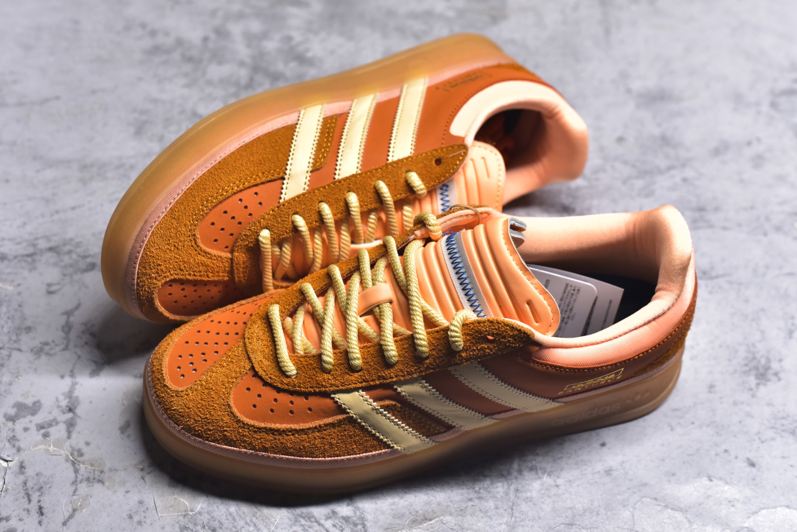 图片[7]-#坏痞兔Bad Bunny x AD Gazelle Indoor Trainers \”Benito\”羚羊内训系统低帮复古百搭休闲运动德训风板鞋“棕色变形鞋头” JS5050 鞋款整体选择了简约的黑白皮革搭配浅灰色长绒麂皮材质，最后以半透明生胶大底收尾，质感在线。不同于以往联名的调色盘操作，Bad Bunny对Gazelle indoor进行了加宽加厚处理，以及鞋头变形的设计，带来全新的歪头面包鞋型Gazelle。此外，鞋款标签直接呈现在后跟处，鞋侧adidas标识下方还加入了\”benito\”字样，辨识度拉满。 尺码：35 36 36⅔ 37⅓ 38 38⅔ 39⅓ 40 40⅔ 41⅓ 42 42⅔ 43⅓ 44 44⅔ 45-选品中心