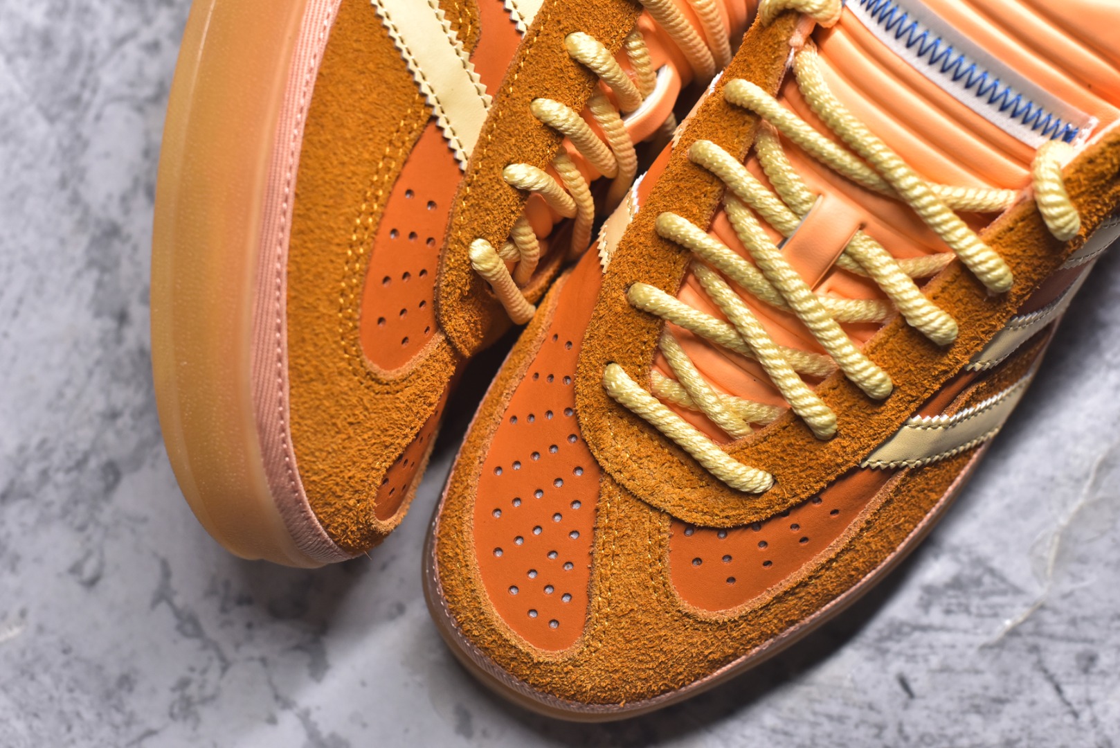 图片[8]-#坏痞兔Bad Bunny x AD Gazelle Indoor Trainers \”Benito\”羚羊内训系统低帮复古百搭休闲运动德训风板鞋“棕色变形鞋头” JS5050 鞋款整体选择了简约的黑白皮革搭配浅灰色长绒麂皮材质，最后以半透明生胶大底收尾，质感在线。不同于以往联名的调色盘操作，Bad Bunny对Gazelle indoor进行了加宽加厚处理，以及鞋头变形的设计，带来全新的歪头面包鞋型Gazelle。此外，鞋款标签直接呈现在后跟处，鞋侧adidas标识下方还加入了\”benito\”字样，辨识度拉满。 尺码：35 36 36⅔ 37⅓ 38 38⅔ 39⅓ 40 40⅔ 41⅓ 42 42⅔ 43⅓ 44 44⅔ 45-选品中心