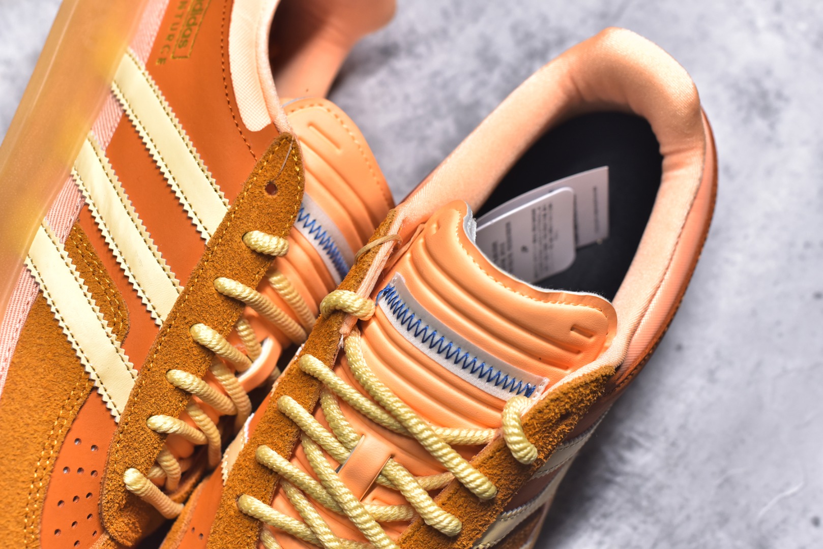 图片[9]-#坏痞兔Bad Bunny x AD Gazelle Indoor Trainers \”Benito\”羚羊内训系统低帮复古百搭休闲运动德训风板鞋“棕色变形鞋头” JS5050 鞋款整体选择了简约的黑白皮革搭配浅灰色长绒麂皮材质，最后以半透明生胶大底收尾，质感在线。不同于以往联名的调色盘操作，Bad Bunny对Gazelle indoor进行了加宽加厚处理，以及鞋头变形的设计，带来全新的歪头面包鞋型Gazelle。此外，鞋款标签直接呈现在后跟处，鞋侧adidas标识下方还加入了\”benito\”字样，辨识度拉满。 尺码：35 36 36⅔ 37⅓ 38 38⅔ 39⅓ 40 40⅔ 41⅓ 42 42⅔ 43⅓ 44 44⅔ 45-选品中心