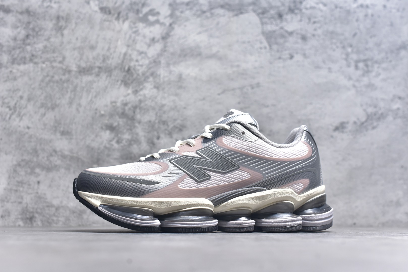 #New Balance 新百伦 NB2000 网面休闲鞋 U20005F9 NB官方重磅新品 一款融合复古设计与现代科技的跑鞋，以其经典的造型和舒适脚感，成为2025年复古潮流爱好的推荐单品。 极具视觉冲击力的5根ABZORB单元，以及无缝鞋面的设计，加上3M反光材质的装饰，比之前推出的9060系列更夸张，更具未来感。 货号：U20005F9 尺码：36-46.5-选品中心