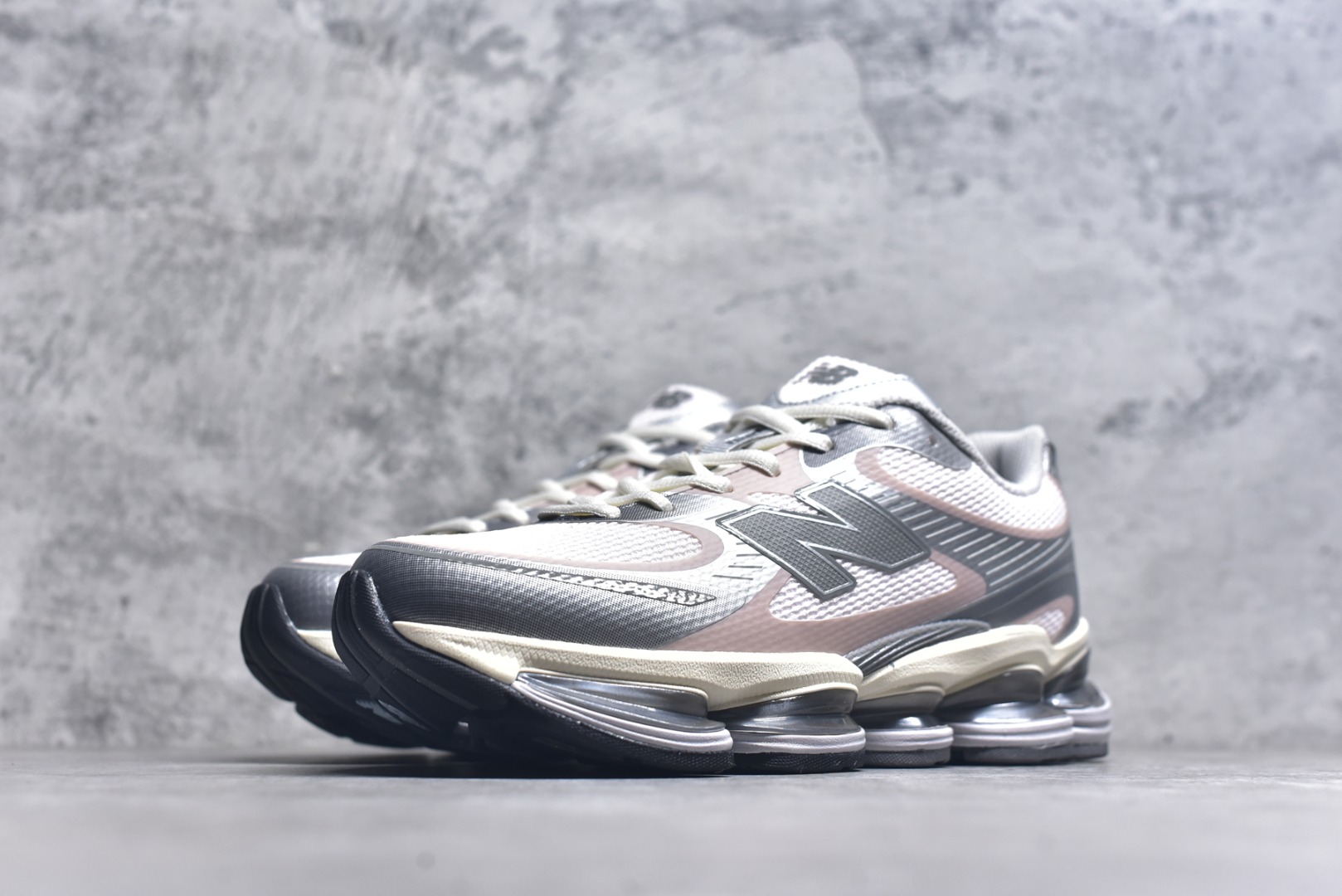 图片[2]-#New Balance 新百伦 NB2000 网面休闲鞋 U20005F9 NB官方重磅新品 一款融合复古设计与现代科技的跑鞋，以其经典的造型和舒适脚感，成为2025年复古潮流爱好的推荐单品。 极具视觉冲击力的5根ABZORB单元，以及无缝鞋面的设计，加上3M反光材质的装饰，比之前推出的9060系列更夸张，更具未来感。 货号：U20005F9 尺码：36-46.5-选品中心