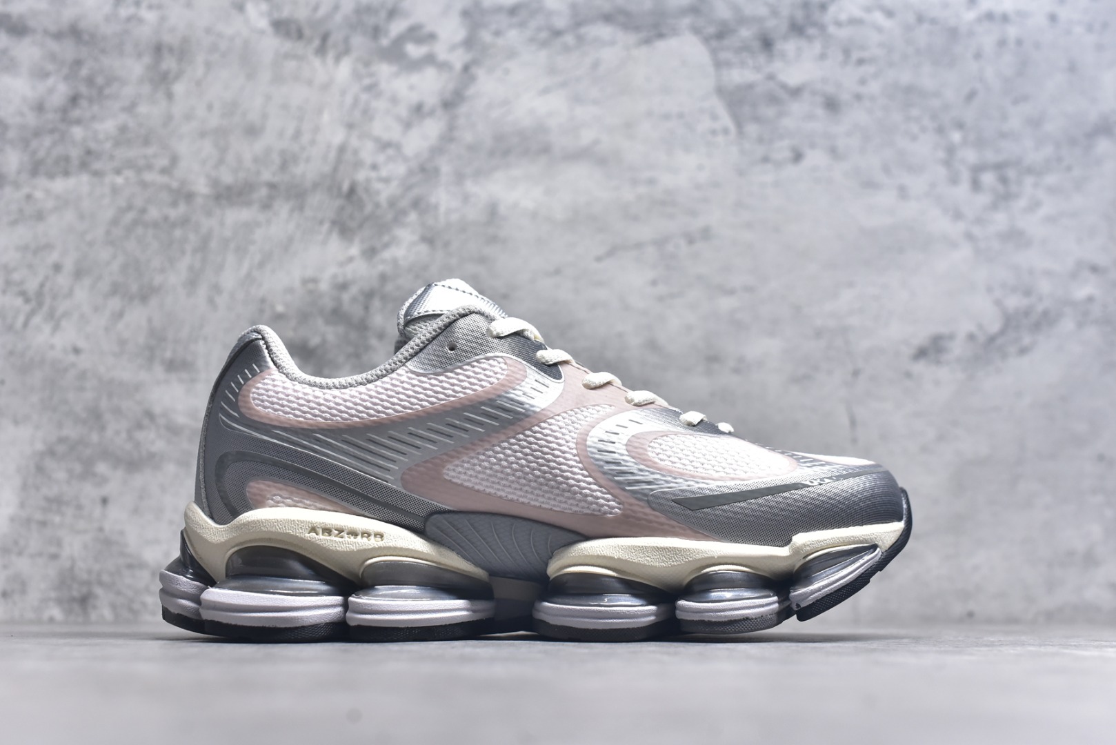 图片[3]-#New Balance 新百伦 NB2000 网面休闲鞋 U20005F9 NB官方重磅新品 一款融合复古设计与现代科技的跑鞋，以其经典的造型和舒适脚感，成为2025年复古潮流爱好的推荐单品。 极具视觉冲击力的5根ABZORB单元，以及无缝鞋面的设计，加上3M反光材质的装饰，比之前推出的9060系列更夸张，更具未来感。 货号：U20005F9 尺码：36-46.5-选品中心