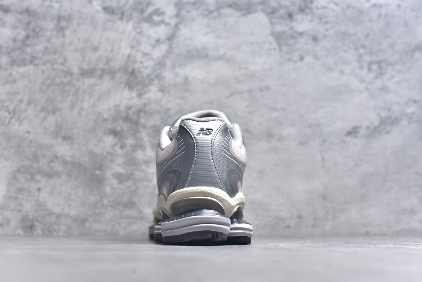 图片[5]-#New Balance 新百伦 NB2000 网面休闲鞋 U20005F9 NB官方重磅新品 一款融合复古设计与现代科技的跑鞋，以其经典的造型和舒适脚感，成为2025年复古潮流爱好的推荐单品。 极具视觉冲击力的5根ABZORB单元，以及无缝鞋面的设计，加上3M反光材质的装饰，比之前推出的9060系列更夸张，更具未来感。 货号：U20005F9 尺码：36-46.5-选品中心