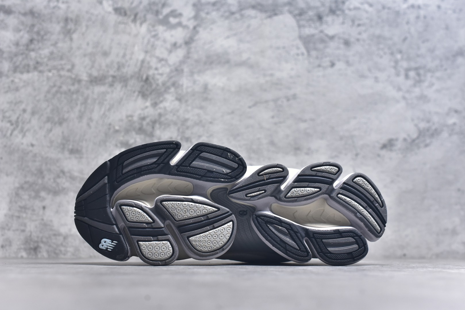 图片[6]-#New Balance 新百伦 NB2000 网面休闲鞋 U20005F9 NB官方重磅新品 一款融合复古设计与现代科技的跑鞋，以其经典的造型和舒适脚感，成为2025年复古潮流爱好的推荐单品。 极具视觉冲击力的5根ABZORB单元，以及无缝鞋面的设计，加上3M反光材质的装饰，比之前推出的9060系列更夸张，更具未来感。 货号：U20005F9 尺码：36-46.5-选品中心