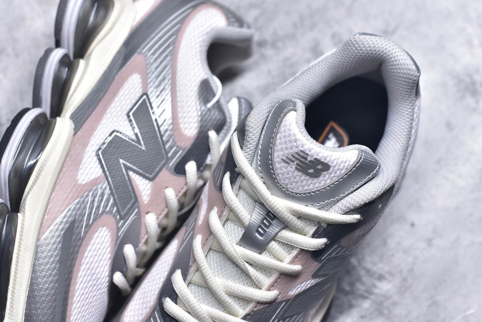 图片[9]-#New Balance 新百伦 NB2000 网面休闲鞋 U20005F9 NB官方重磅新品 一款融合复古设计与现代科技的跑鞋，以其经典的造型和舒适脚感，成为2025年复古潮流爱好的推荐单品。 极具视觉冲击力的5根ABZORB单元，以及无缝鞋面的设计，加上3M反光材质的装饰，比之前推出的9060系列更夸张，更具未来感。 货号：U20005F9 尺码：36-46.5-选品中心