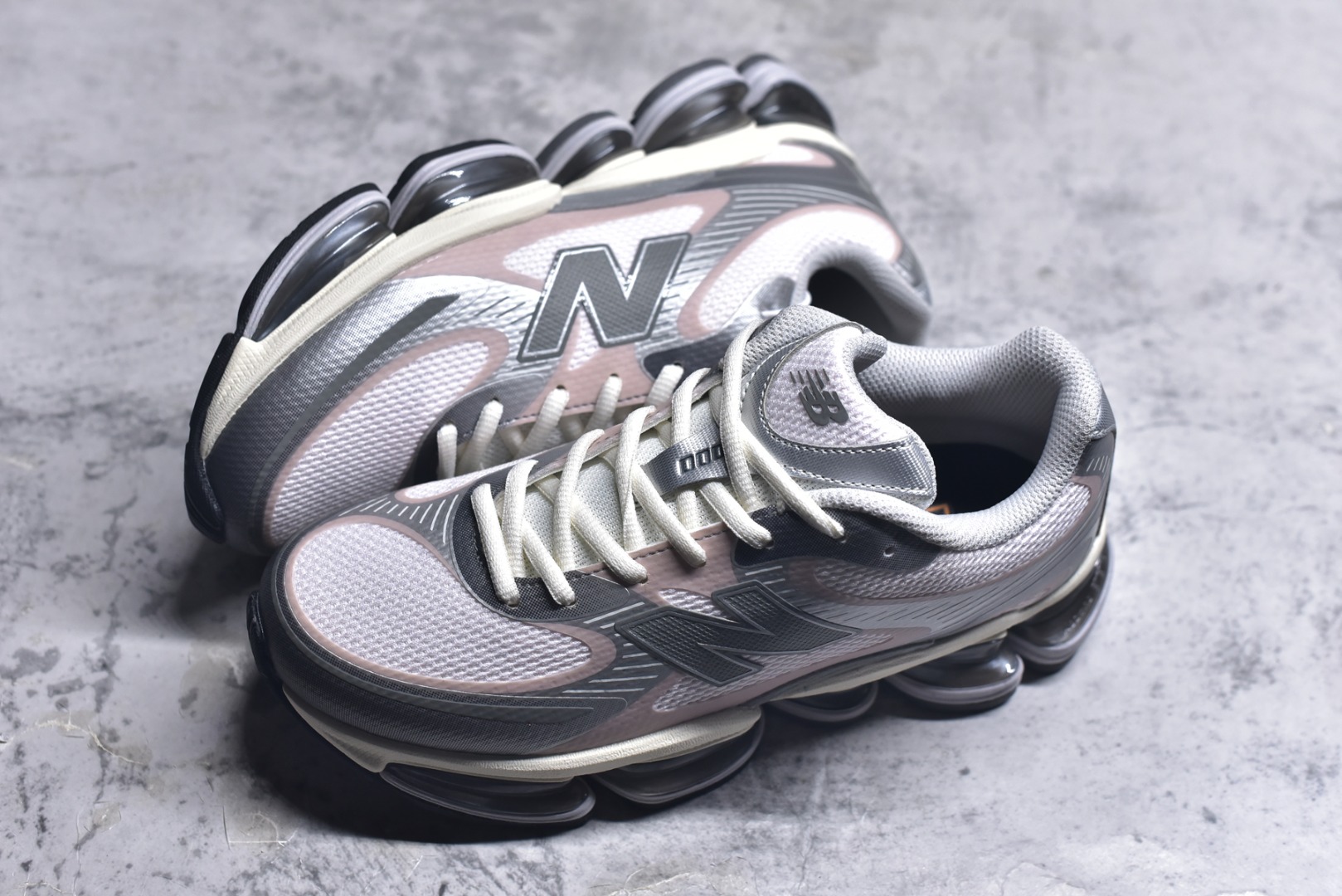 图片[7]-#New Balance 新百伦 NB2000 网面休闲鞋 U20005F9 NB官方重磅新品 一款融合复古设计与现代科技的跑鞋，以其经典的造型和舒适脚感，成为2025年复古潮流爱好的推荐单品。 极具视觉冲击力的5根ABZORB单元，以及无缝鞋面的设计，加上3M反光材质的装饰，比之前推出的9060系列更夸张，更具未来感。 货号：U20005F9 尺码：36-46.5-选品中心