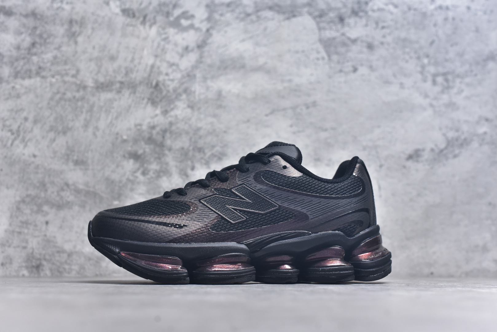 #New Balance 新百伦 NB2000 网面休闲鞋 U2000PPB NB官方重磅新品 一款融合复古设计与现代科技的跑鞋，以其经典的造型和舒适脚感，成为2025年复古潮流爱好的推荐单品。 极具视觉冲击力的5根ABZORB单元，以及无缝鞋面的设计，加上3M反光材质的装饰，比之前推出的9060系列更夸张，更具未来感。 货号：U2000PBB 尺码：36-46.5-选品中心