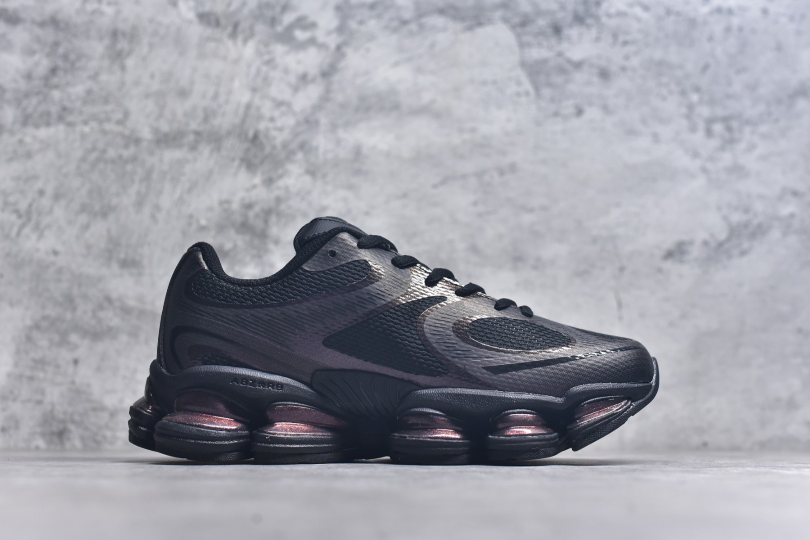 图片[3]-#New Balance 新百伦 NB2000 网面休闲鞋 U2000PPB NB官方重磅新品 一款融合复古设计与现代科技的跑鞋，以其经典的造型和舒适脚感，成为2025年复古潮流爱好的推荐单品。 极具视觉冲击力的5根ABZORB单元，以及无缝鞋面的设计，加上3M反光材质的装饰，比之前推出的9060系列更夸张，更具未来感。 货号：U2000PBB 尺码：36-46.5-选品中心