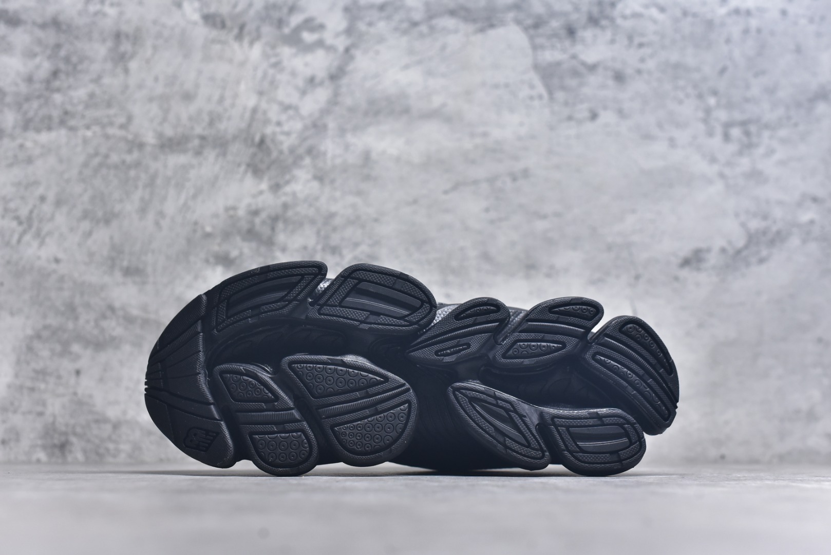 图片[6]-#New Balance 新百伦 NB2000 网面休闲鞋 U2000PPB NB官方重磅新品 一款融合复古设计与现代科技的跑鞋，以其经典的造型和舒适脚感，成为2025年复古潮流爱好的推荐单品。 极具视觉冲击力的5根ABZORB单元，以及无缝鞋面的设计，加上3M反光材质的装饰，比之前推出的9060系列更夸张，更具未来感。 货号：U2000PBB 尺码：36-46.5-选品中心