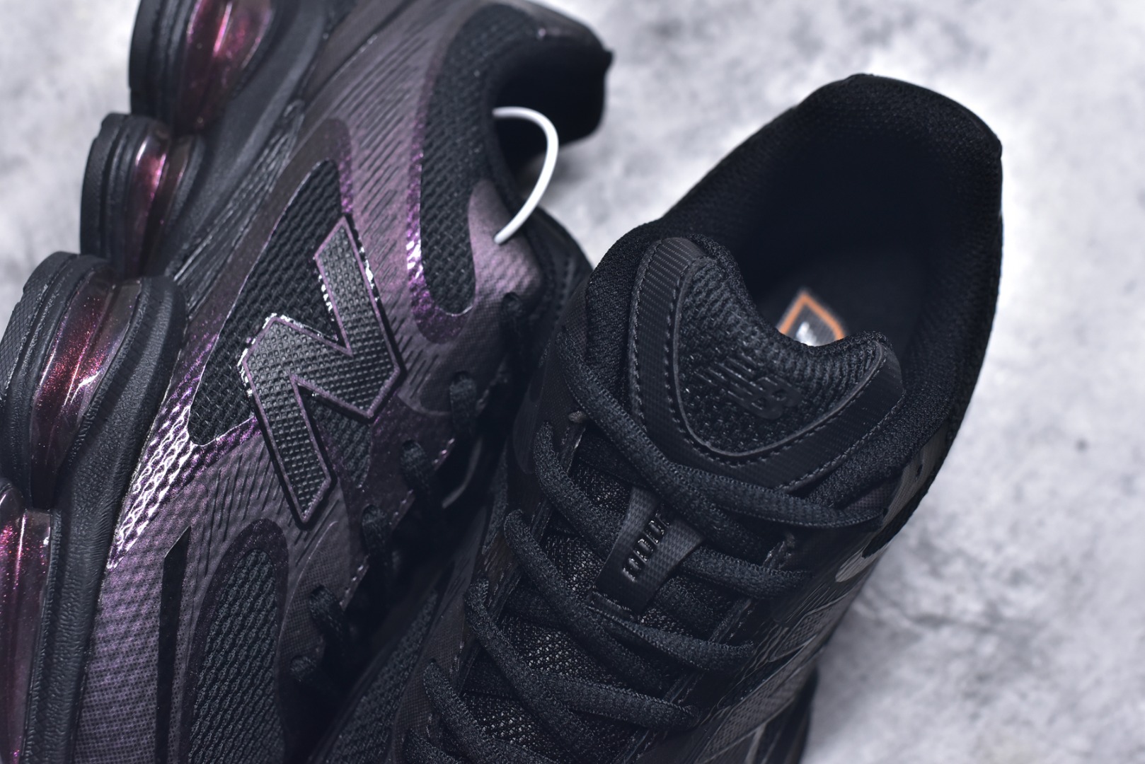 图片[9]-#New Balance 新百伦 NB2000 网面休闲鞋 U2000PPB NB官方重磅新品 一款融合复古设计与现代科技的跑鞋，以其经典的造型和舒适脚感，成为2025年复古潮流爱好的推荐单品。 极具视觉冲击力的5根ABZORB单元，以及无缝鞋面的设计，加上3M反光材质的装饰，比之前推出的9060系列更夸张，更具未来感。 货号：U2000PBB 尺码：36-46.5-选品中心