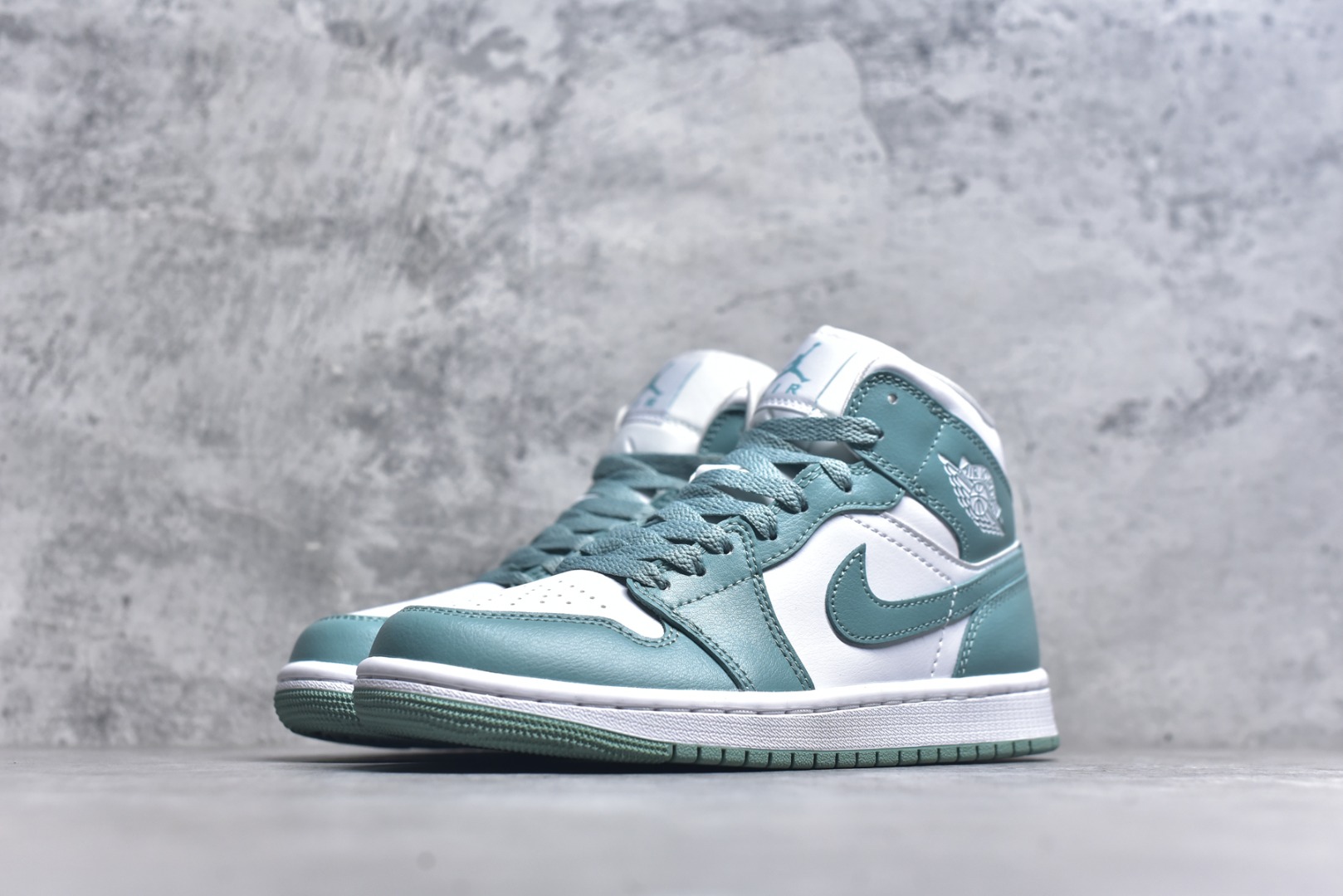 图片[2]-#Air Jordan AJ1 Mid 中帮 薄荷绿 BQ6472-138 终端优势供应 市面中低帮最具代表性版本没有之一 口碑大厂出品 品控大底版型不断改良更新 全套原纸板楦头开发 确保原汁原味 完美呈现版型 完美零毛边处理 原厂内置全掌气垫 价格定位良心 平台专用代工流水线出品 一眼公司既视感 拿到手的一瞬间就与众不同 碾压市面所有版本 全部原鞋开发 每一个配色都会采购原鞋确认细节 打破市面看图做货无好货之说 尺码：35.5 36 36.5 37.5 38 38.5 39 40 40.5 41 42 42.5 43 44 44.5 45 46-选品中心