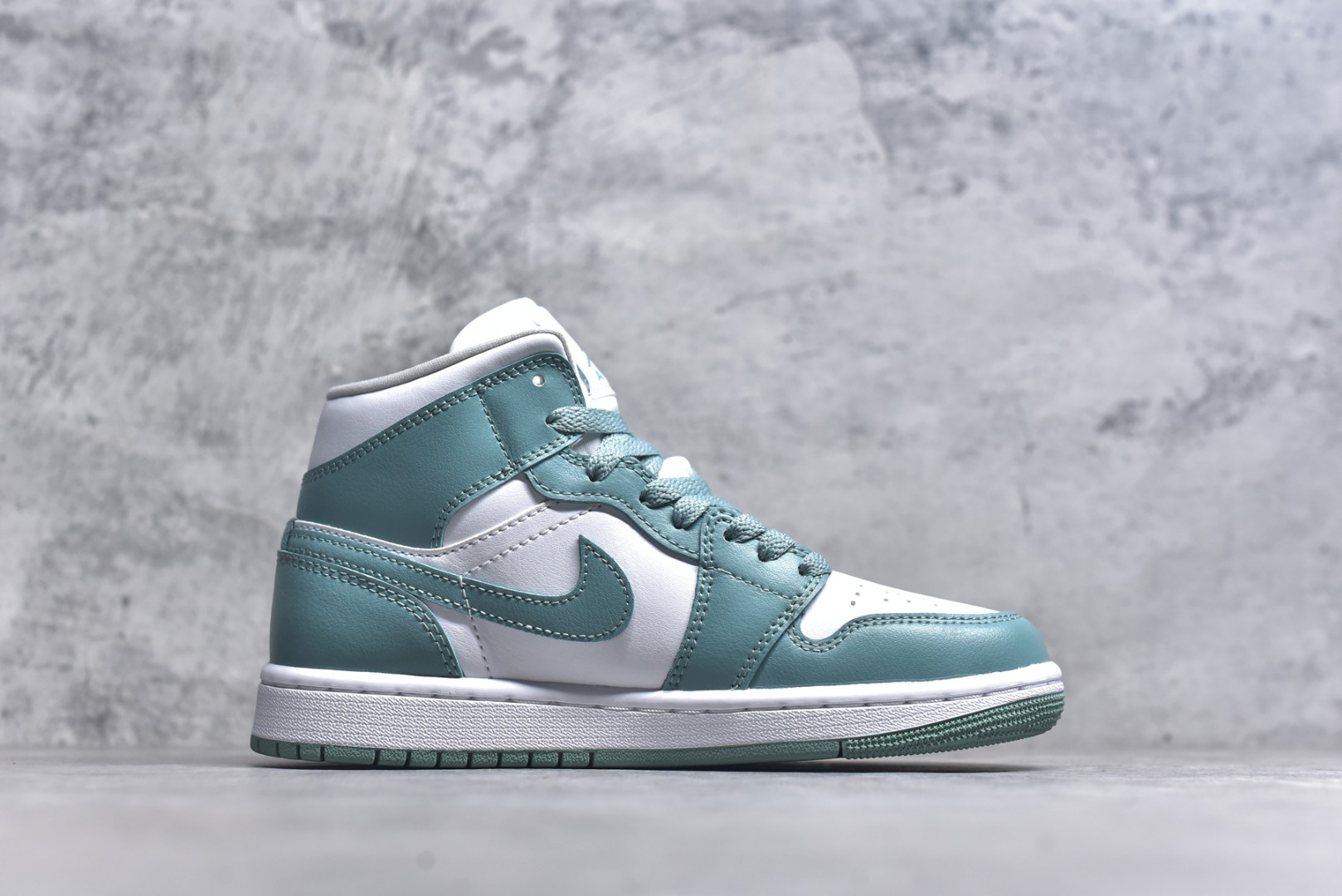 图片[3]-#Air Jordan AJ1 Mid 中帮 薄荷绿 BQ6472-138 终端优势供应 市面中低帮最具代表性版本没有之一 口碑大厂出品 品控大底版型不断改良更新 全套原纸板楦头开发 确保原汁原味 完美呈现版型 完美零毛边处理 原厂内置全掌气垫 价格定位良心 平台专用代工流水线出品 一眼公司既视感 拿到手的一瞬间就与众不同 碾压市面所有版本 全部原鞋开发 每一个配色都会采购原鞋确认细节 打破市面看图做货无好货之说 尺码：35.5 36 36.5 37.5 38 38.5 39 40 40.5 41 42 42.5 43 44 44.5 45 46-选品中心