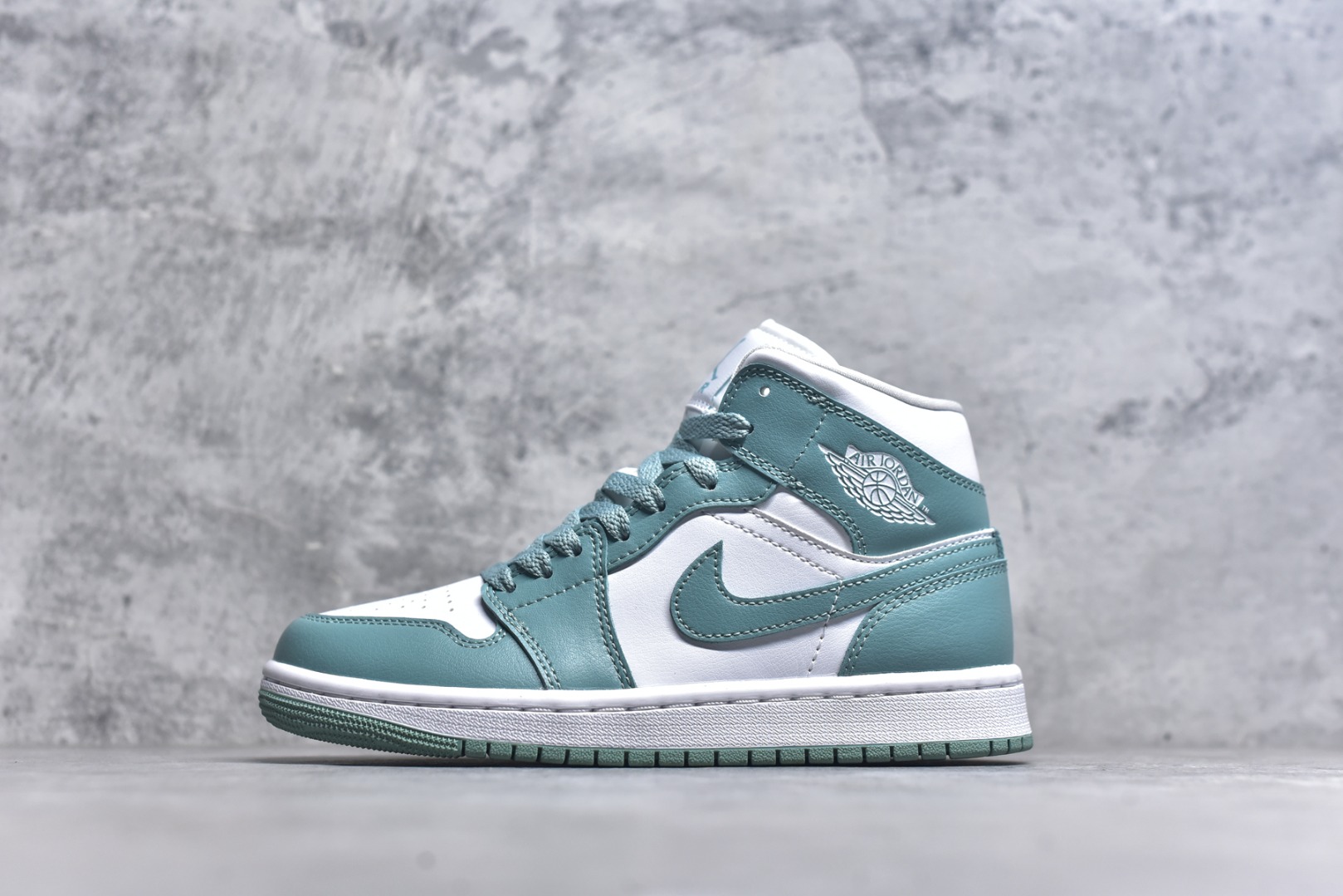 #Air Jordan AJ1 Mid 中帮 薄荷绿 BQ6472-138 终端优势供应 市面中低帮最具代表性版本没有之一 口碑大厂出品 品控大底版型不断改良更新 全套原纸板楦头开发 确保原汁原味 完美呈现版型 完美零毛边处理 原厂内置全掌气垫 价格定位良心 平台专用代工流水线出品 一眼公司既视感 拿到手的一瞬间就与众不同 碾压市面所有版本 全部原鞋开发 每一个配色都会采购原鞋确认细节 打破市面看图做货无好货之说 尺码：35.5 36 36.5 37.5 38 38.5 39 40 40.5 41 42 42.5 43 44 44.5 45 46-选品中心