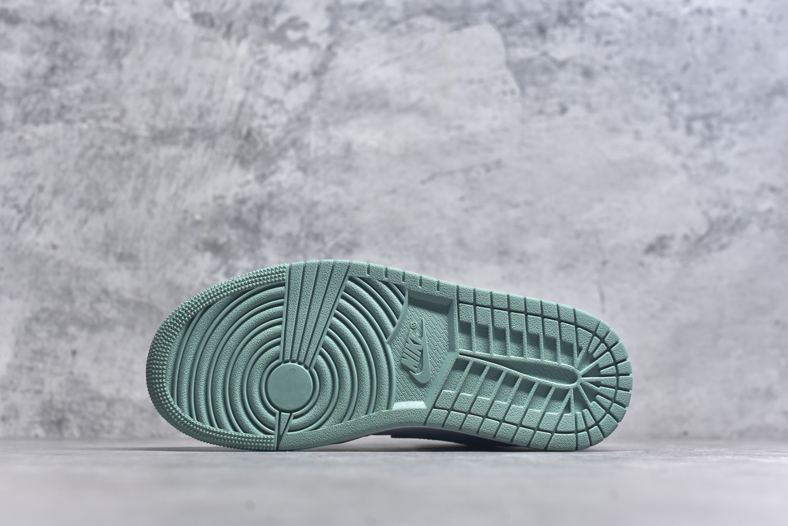 图片[6]-#Air Jordan AJ1 Mid 中帮 薄荷绿 BQ6472-138 终端优势供应 市面中低帮最具代表性版本没有之一 口碑大厂出品 品控大底版型不断改良更新 全套原纸板楦头开发 确保原汁原味 完美呈现版型 完美零毛边处理 原厂内置全掌气垫 价格定位良心 平台专用代工流水线出品 一眼公司既视感 拿到手的一瞬间就与众不同 碾压市面所有版本 全部原鞋开发 每一个配色都会采购原鞋确认细节 打破市面看图做货无好货之说 尺码：35.5 36 36.5 37.5 38 38.5 39 40 40.5 41 42 42.5 43 44 44.5 45 46-选品中心