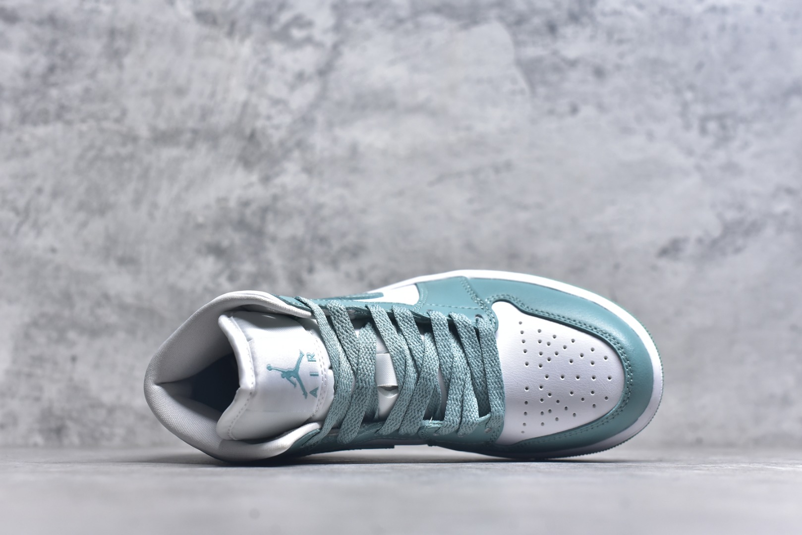 图片[4]-#Air Jordan AJ1 Mid 中帮 薄荷绿 BQ6472-138 终端优势供应 市面中低帮最具代表性版本没有之一 口碑大厂出品 品控大底版型不断改良更新 全套原纸板楦头开发 确保原汁原味 完美呈现版型 完美零毛边处理 原厂内置全掌气垫 价格定位良心 平台专用代工流水线出品 一眼公司既视感 拿到手的一瞬间就与众不同 碾压市面所有版本 全部原鞋开发 每一个配色都会采购原鞋确认细节 打破市面看图做货无好货之说 尺码：35.5 36 36.5 37.5 38 38.5 39 40 40.5 41 42 42.5 43 44 44.5 45 46-选品中心