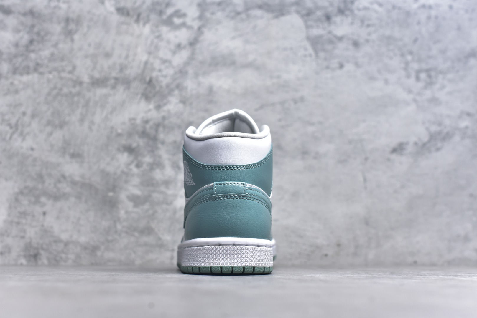 图片[5]-#Air Jordan AJ1 Mid 中帮 薄荷绿 BQ6472-138 终端优势供应 市面中低帮最具代表性版本没有之一 口碑大厂出品 品控大底版型不断改良更新 全套原纸板楦头开发 确保原汁原味 完美呈现版型 完美零毛边处理 原厂内置全掌气垫 价格定位良心 平台专用代工流水线出品 一眼公司既视感 拿到手的一瞬间就与众不同 碾压市面所有版本 全部原鞋开发 每一个配色都会采购原鞋确认细节 打破市面看图做货无好货之说 尺码：35.5 36 36.5 37.5 38 38.5 39 40 40.5 41 42 42.5 43 44 44.5 45 46-选品中心