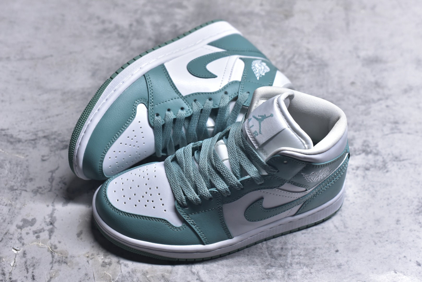 图片[7]-#Air Jordan AJ1 Mid 中帮 薄荷绿 BQ6472-138 终端优势供应 市面中低帮最具代表性版本没有之一 口碑大厂出品 品控大底版型不断改良更新 全套原纸板楦头开发 确保原汁原味 完美呈现版型 完美零毛边处理 原厂内置全掌气垫 价格定位良心 平台专用代工流水线出品 一眼公司既视感 拿到手的一瞬间就与众不同 碾压市面所有版本 全部原鞋开发 每一个配色都会采购原鞋确认细节 打破市面看图做货无好货之说 尺码：35.5 36 36.5 37.5 38 38.5 39 40 40.5 41 42 42.5 43 44 44.5 45 46-选品中心