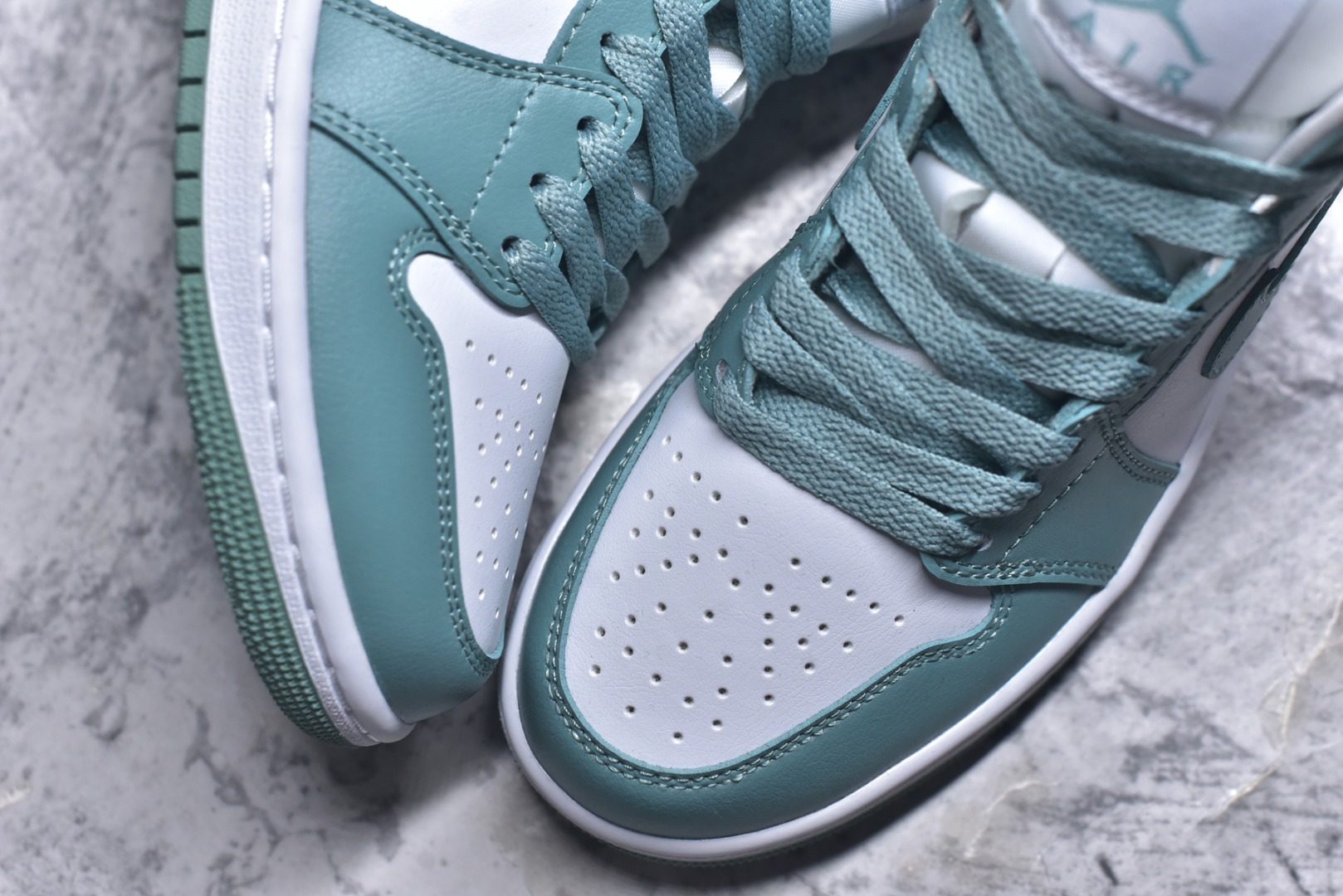 图片[8]-#Air Jordan AJ1 Mid 中帮 薄荷绿 BQ6472-138 终端优势供应 市面中低帮最具代表性版本没有之一 口碑大厂出品 品控大底版型不断改良更新 全套原纸板楦头开发 确保原汁原味 完美呈现版型 完美零毛边处理 原厂内置全掌气垫 价格定位良心 平台专用代工流水线出品 一眼公司既视感 拿到手的一瞬间就与众不同 碾压市面所有版本 全部原鞋开发 每一个配色都会采购原鞋确认细节 打破市面看图做货无好货之说 尺码：35.5 36 36.5 37.5 38 38.5 39 40 40.5 41 42 42.5 43 44 44.5 45 46-选品中心