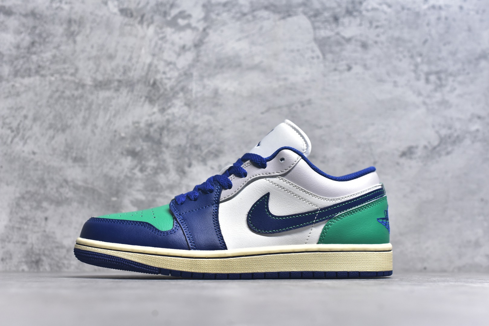 #Air Jordan AJ1 Low 低帮 553558-147 终端优势供应 市面中低帮最具代表性版本没有之一 口碑大厂出品 品控大底版型不断改良更新 全套原纸板楦头开发 确保原汁原味 完美呈现版型 完美零毛边处理 原厂内置全掌气垫 价格定位良心 平台专用代工流水线出品 一眼公司既视感 拿到手的一瞬间就与众不同 碾压市面所有版本 全部原鞋开发 每一个配色都会采购原鞋确认细节 打破市面看图做货无好货之说 尺码：35.5 36 36.5 37.5 38 38.5 39 40 40.5 41 42 42.5 43 44 44.5 45 46-选品中心