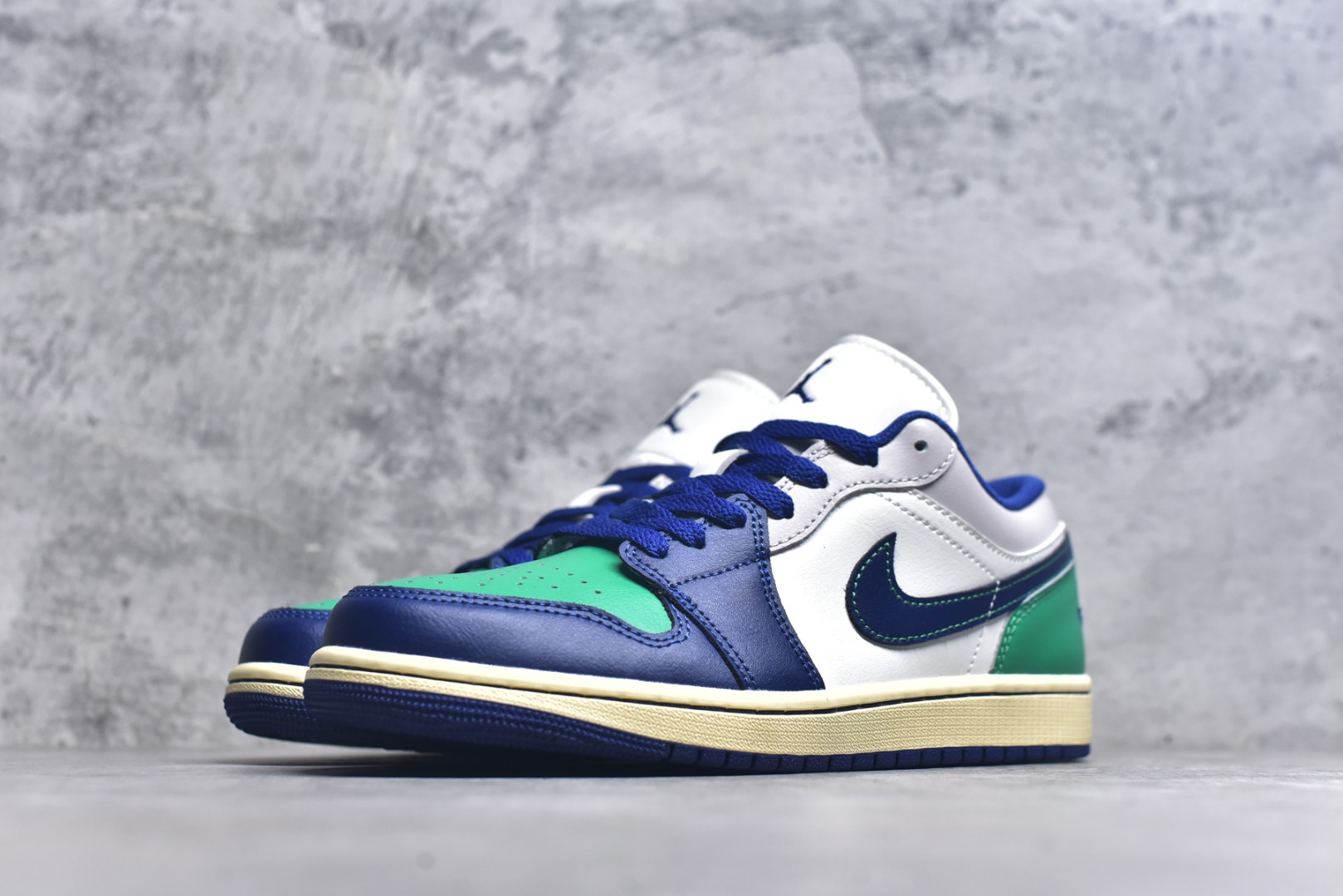 图片[2]-#Air Jordan AJ1 Low 低帮 553558-147 终端优势供应 市面中低帮最具代表性版本没有之一 口碑大厂出品 品控大底版型不断改良更新 全套原纸板楦头开发 确保原汁原味 完美呈现版型 完美零毛边处理 原厂内置全掌气垫 价格定位良心 平台专用代工流水线出品 一眼公司既视感 拿到手的一瞬间就与众不同 碾压市面所有版本 全部原鞋开发 每一个配色都会采购原鞋确认细节 打破市面看图做货无好货之说 尺码：35.5 36 36.5 37.5 38 38.5 39 40 40.5 41 42 42.5 43 44 44.5 45 46-选品中心