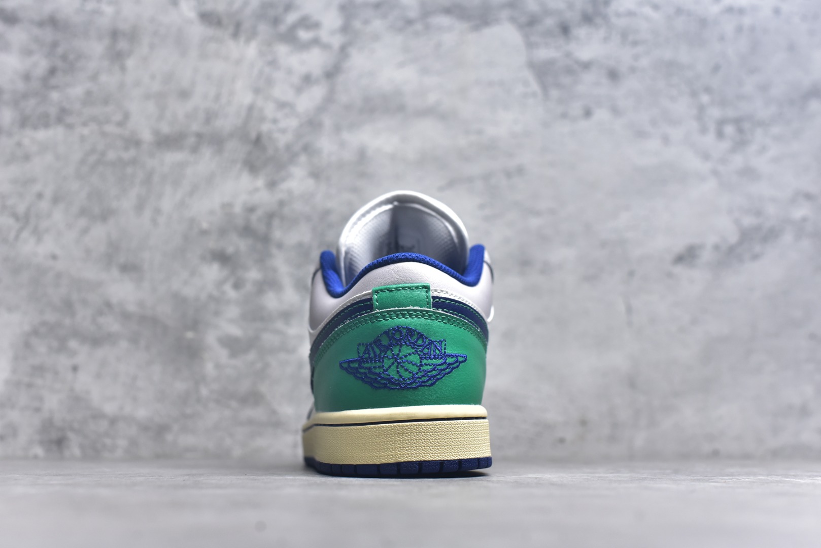 图片[5]-#Air Jordan AJ1 Low 低帮 553558-147 终端优势供应 市面中低帮最具代表性版本没有之一 口碑大厂出品 品控大底版型不断改良更新 全套原纸板楦头开发 确保原汁原味 完美呈现版型 完美零毛边处理 原厂内置全掌气垫 价格定位良心 平台专用代工流水线出品 一眼公司既视感 拿到手的一瞬间就与众不同 碾压市面所有版本 全部原鞋开发 每一个配色都会采购原鞋确认细节 打破市面看图做货无好货之说 尺码：35.5 36 36.5 37.5 38 38.5 39 40 40.5 41 42 42.5 43 44 44.5 45 46-选品中心