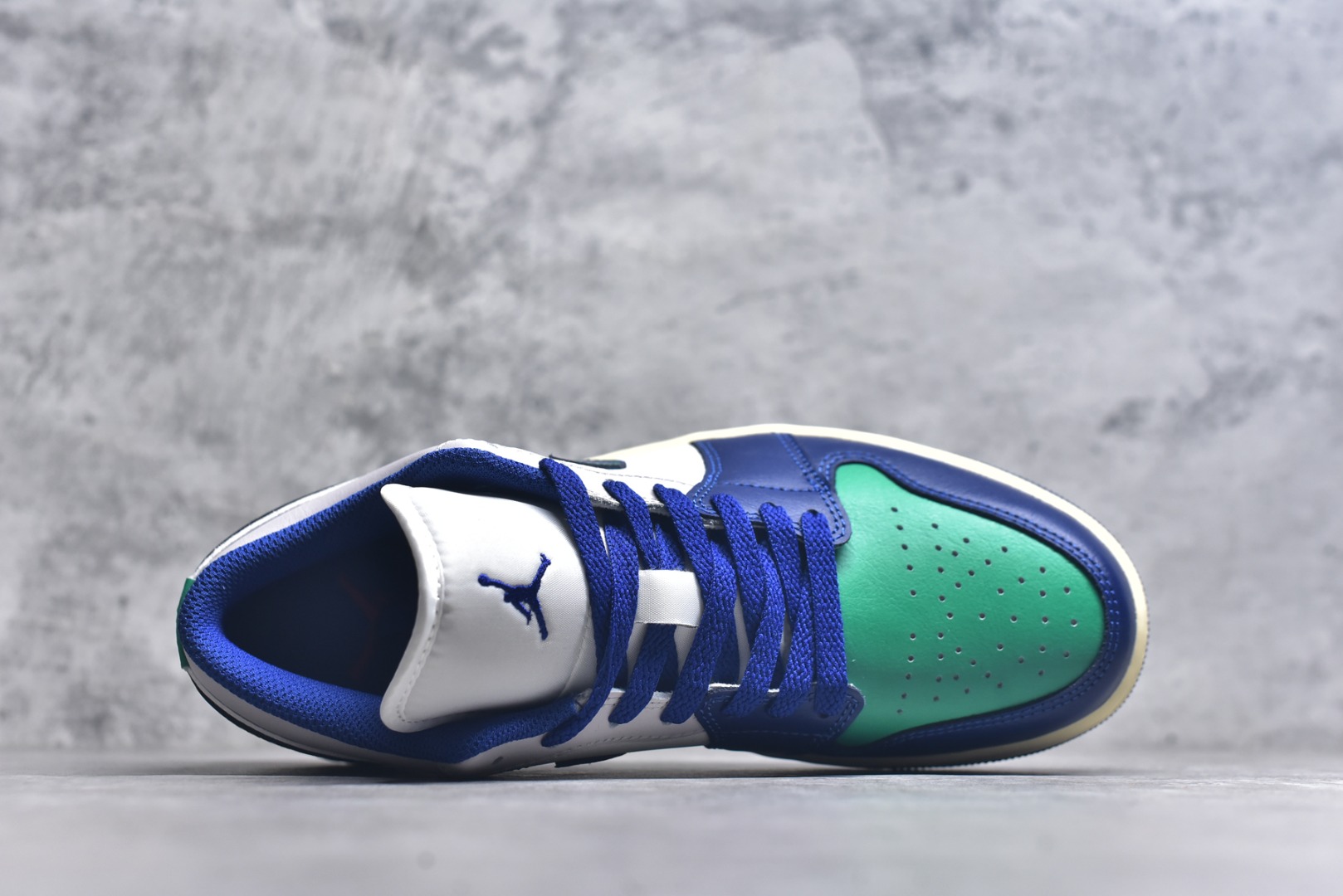 图片[4]-#Air Jordan AJ1 Low 低帮 553558-147 终端优势供应 市面中低帮最具代表性版本没有之一 口碑大厂出品 品控大底版型不断改良更新 全套原纸板楦头开发 确保原汁原味 完美呈现版型 完美零毛边处理 原厂内置全掌气垫 价格定位良心 平台专用代工流水线出品 一眼公司既视感 拿到手的一瞬间就与众不同 碾压市面所有版本 全部原鞋开发 每一个配色都会采购原鞋确认细节 打破市面看图做货无好货之说 尺码：35.5 36 36.5 37.5 38 38.5 39 40 40.5 41 42 42.5 43 44 44.5 45 46-选品中心