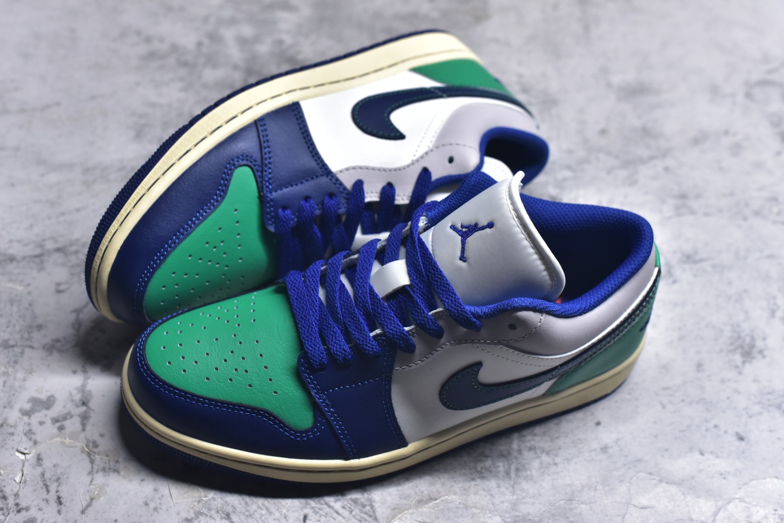 图片[7]-#Air Jordan AJ1 Low 低帮 553558-147 终端优势供应 市面中低帮最具代表性版本没有之一 口碑大厂出品 品控大底版型不断改良更新 全套原纸板楦头开发 确保原汁原味 完美呈现版型 完美零毛边处理 原厂内置全掌气垫 价格定位良心 平台专用代工流水线出品 一眼公司既视感 拿到手的一瞬间就与众不同 碾压市面所有版本 全部原鞋开发 每一个配色都会采购原鞋确认细节 打破市面看图做货无好货之说 尺码：35.5 36 36.5 37.5 38 38.5 39 40 40.5 41 42 42.5 43 44 44.5 45 46-选品中心