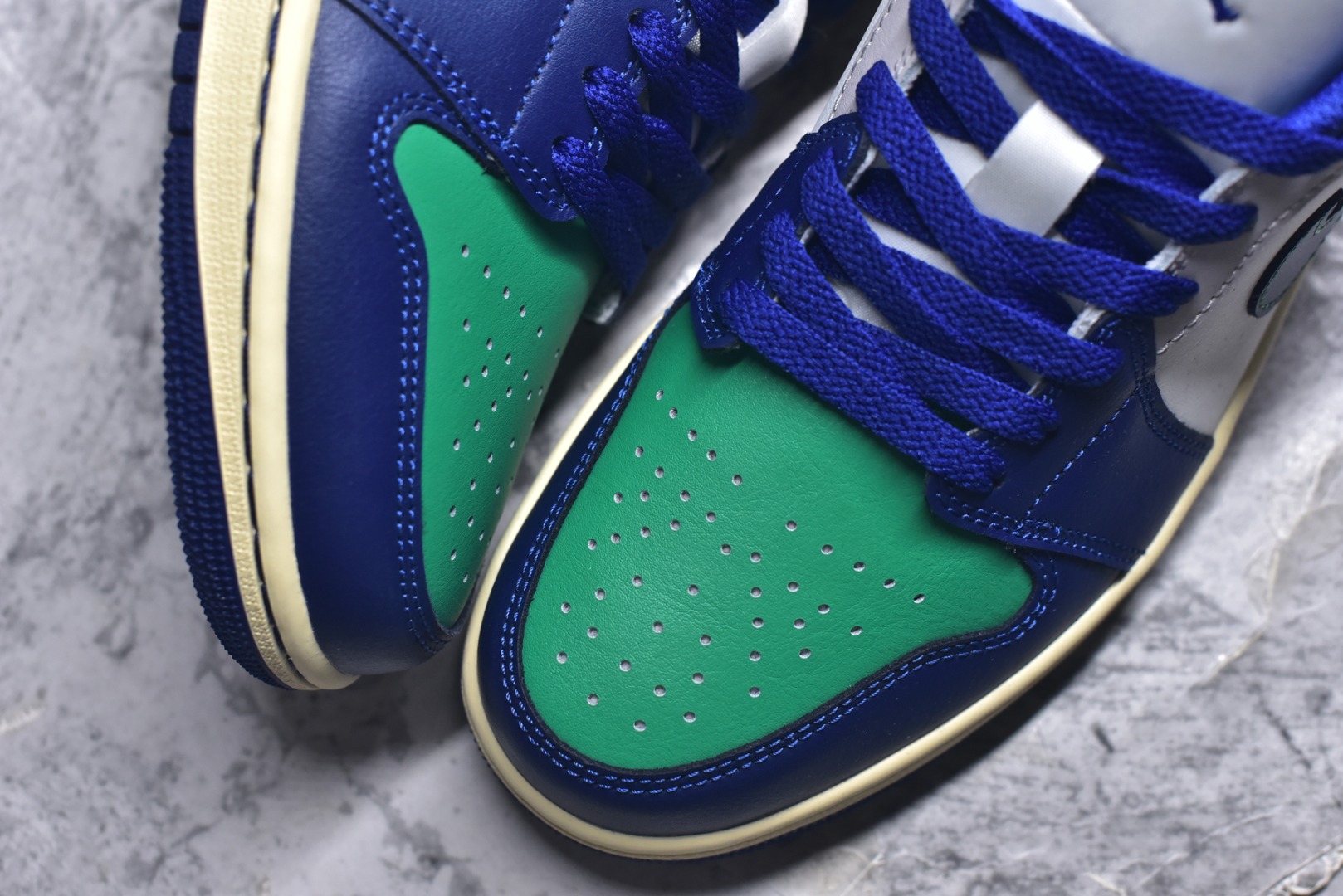 图片[8]-#Air Jordan AJ1 Low 低帮 553558-147 终端优势供应 市面中低帮最具代表性版本没有之一 口碑大厂出品 品控大底版型不断改良更新 全套原纸板楦头开发 确保原汁原味 完美呈现版型 完美零毛边处理 原厂内置全掌气垫 价格定位良心 平台专用代工流水线出品 一眼公司既视感 拿到手的一瞬间就与众不同 碾压市面所有版本 全部原鞋开发 每一个配色都会采购原鞋确认细节 打破市面看图做货无好货之说 尺码：35.5 36 36.5 37.5 38 38.5 39 40 40.5 41 42 42.5 43 44 44.5 45 46-选品中心