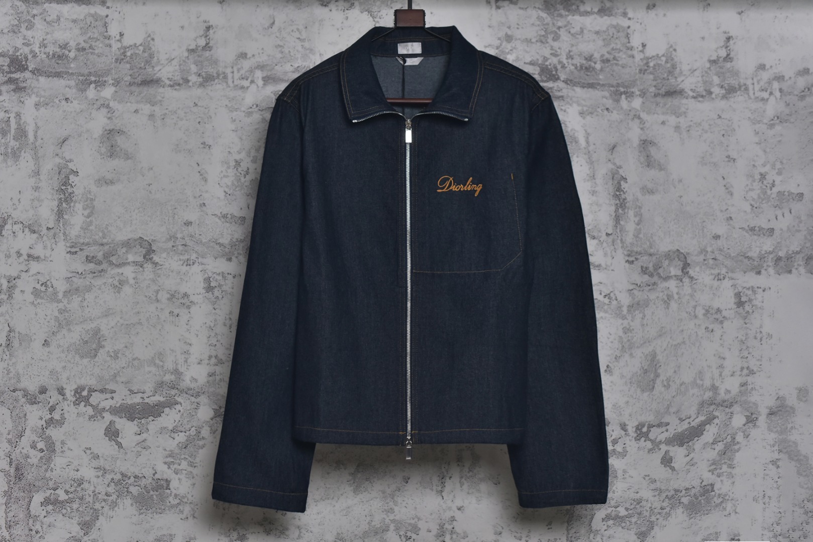 #Dior/迪奥 25Fw D刺绣明缝线牛仔立领外套 采用全新海军蓝色棉质牛仔布，以定制工艺精心打造，面料挺括而不失柔软，触感细腻且透气轻盈，兼顾日常穿着的舒适度与高级时装的精致感，赋予单品复古工装风与现代轻奢的双重气质，搭配同系列牛仔裤，塑造连贯而利落的整体造型，尽显复古格调，短款合身剪裁，优化肩线与腰身比例，修饰身形的同时预留搭配空间，定制辅料三标，男女同款 尺码：38/S 39/M 40/L 41/XL-选品中心