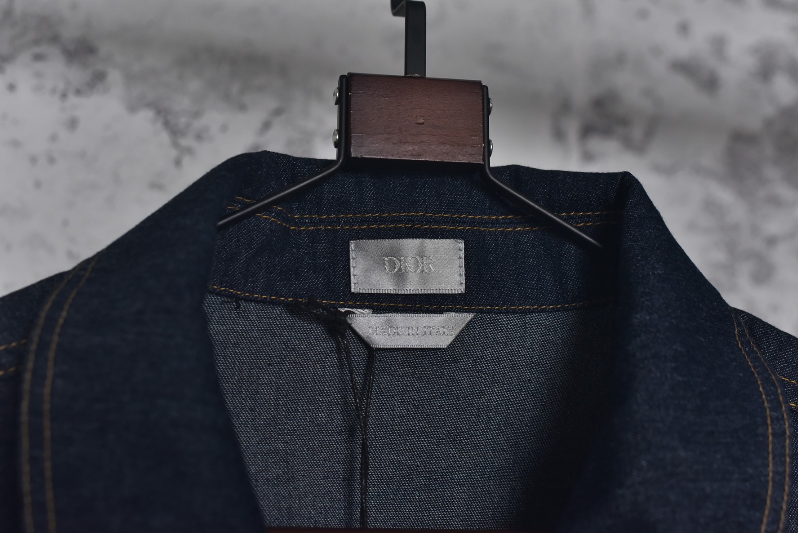 图片[5]-#Dior/迪奥 25Fw D刺绣明缝线牛仔立领外套 采用全新海军蓝色棉质牛仔布，以定制工艺精心打造，面料挺括而不失柔软，触感细腻且透气轻盈，兼顾日常穿着的舒适度与高级时装的精致感，赋予单品复古工装风与现代轻奢的双重气质，搭配同系列牛仔裤，塑造连贯而利落的整体造型，尽显复古格调，短款合身剪裁，优化肩线与腰身比例，修饰身形的同时预留搭配空间，定制辅料三标，男女同款 尺码：38/S 39/M 40/L 41/XL-选品中心