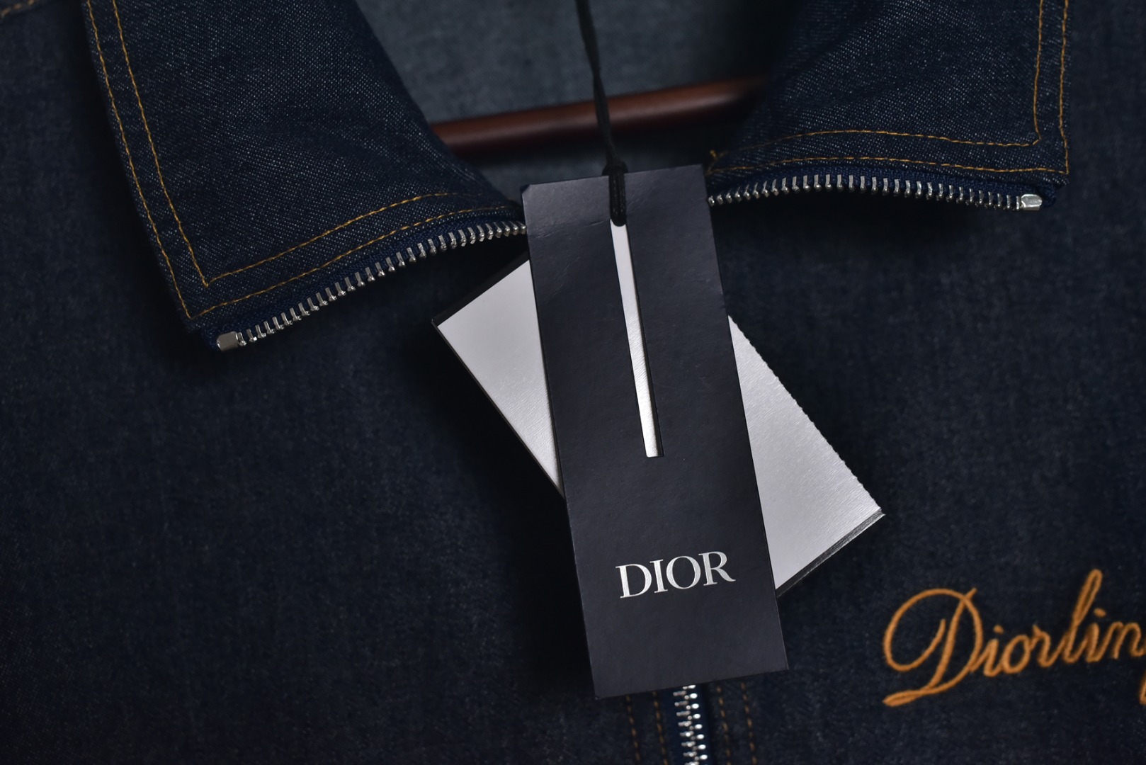 图片[6]-#Dior/迪奥 25Fw D刺绣明缝线牛仔立领外套 采用全新海军蓝色棉质牛仔布，以定制工艺精心打造，面料挺括而不失柔软，触感细腻且透气轻盈，兼顾日常穿着的舒适度与高级时装的精致感，赋予单品复古工装风与现代轻奢的双重气质，搭配同系列牛仔裤，塑造连贯而利落的整体造型，尽显复古格调，短款合身剪裁，优化肩线与腰身比例，修饰身形的同时预留搭配空间，定制辅料三标，男女同款 尺码：38/S 39/M 40/L 41/XL-选品中心
