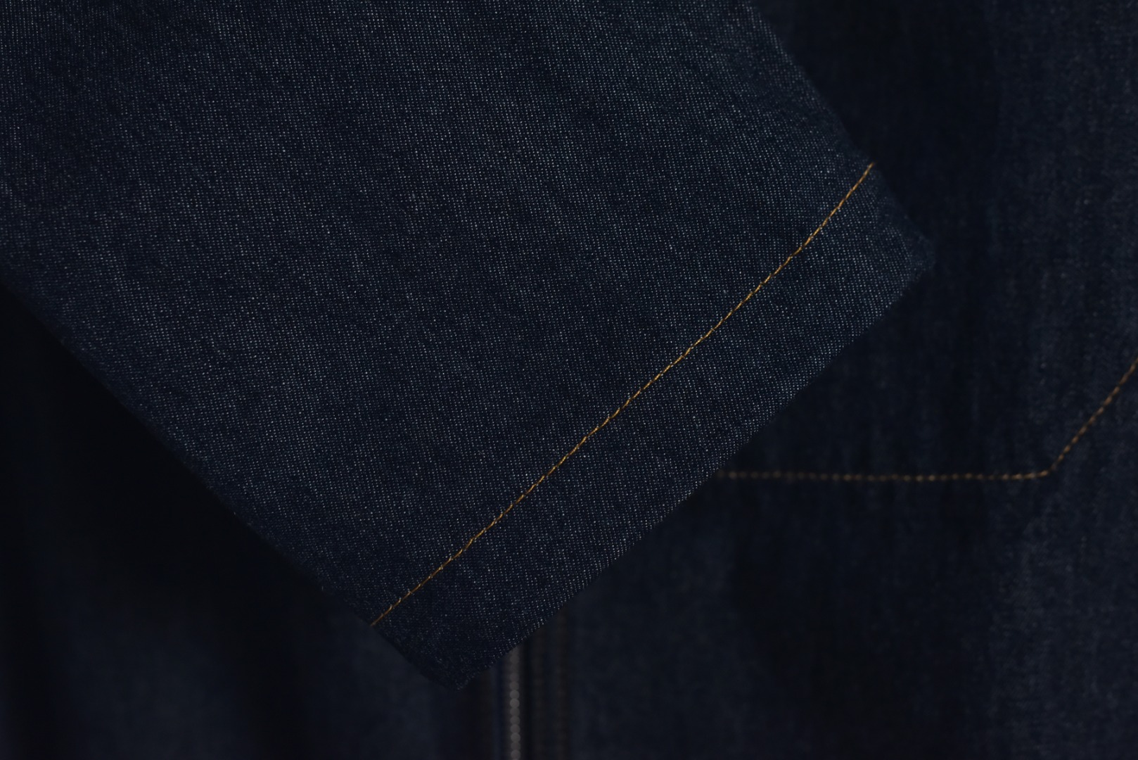 图片[7]-#Dior/迪奥 25Fw D刺绣明缝线牛仔立领外套 采用全新海军蓝色棉质牛仔布，以定制工艺精心打造，面料挺括而不失柔软，触感细腻且透气轻盈，兼顾日常穿着的舒适度与高级时装的精致感，赋予单品复古工装风与现代轻奢的双重气质，搭配同系列牛仔裤，塑造连贯而利落的整体造型，尽显复古格调，短款合身剪裁，优化肩线与腰身比例，修饰身形的同时预留搭配空间，定制辅料三标，男女同款 尺码：38/S 39/M 40/L 41/XL-选品中心