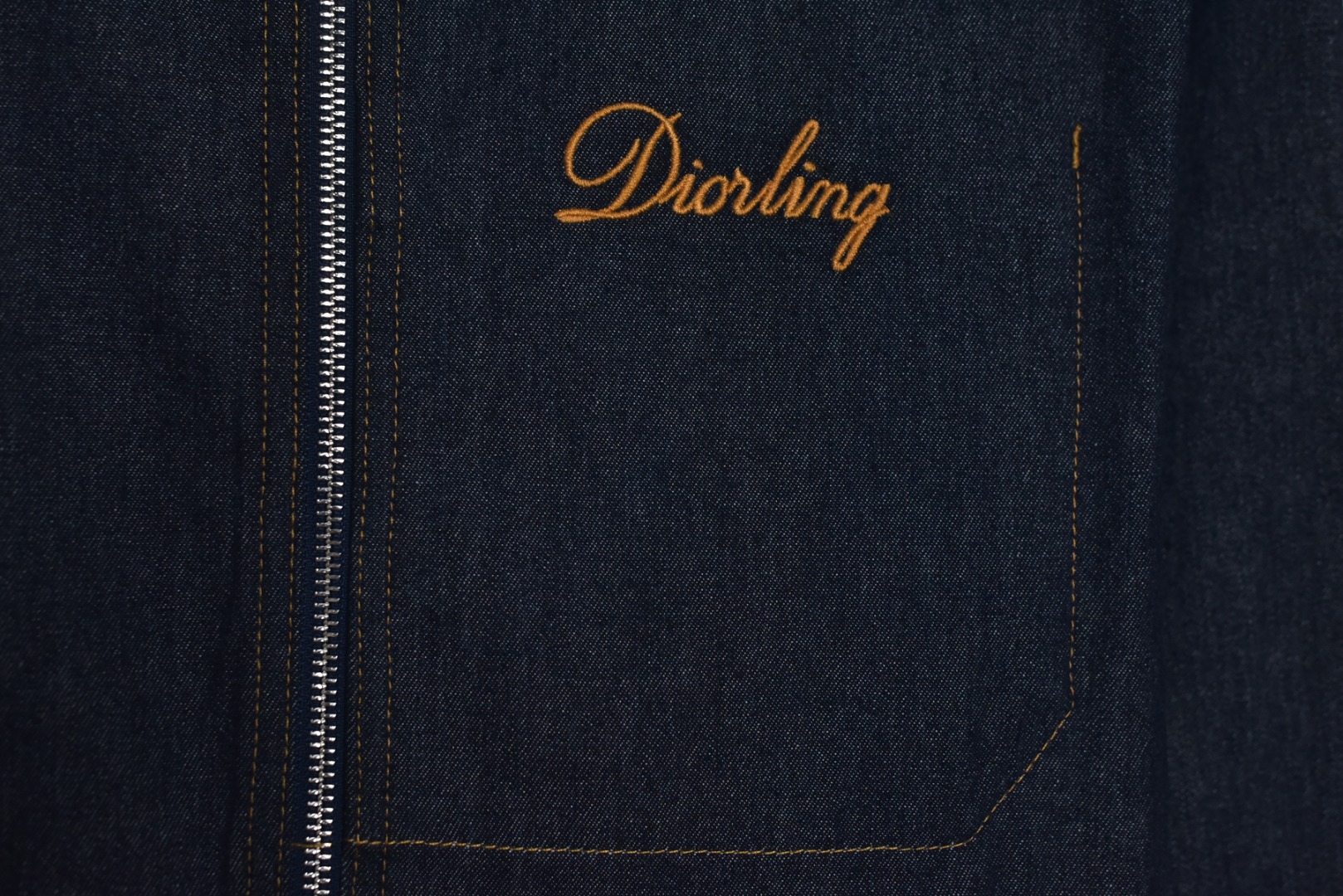 图片[3]-#Dior/迪奥 25Fw D刺绣明缝线牛仔立领外套 采用全新海军蓝色棉质牛仔布，以定制工艺精心打造，面料挺括而不失柔软，触感细腻且透气轻盈，兼顾日常穿着的舒适度与高级时装的精致感，赋予单品复古工装风与现代轻奢的双重气质，搭配同系列牛仔裤，塑造连贯而利落的整体造型，尽显复古格调，短款合身剪裁，优化肩线与腰身比例，修饰身形的同时预留搭配空间，定制辅料三标，男女同款 尺码：38/S 39/M 40/L 41/XL-选品中心