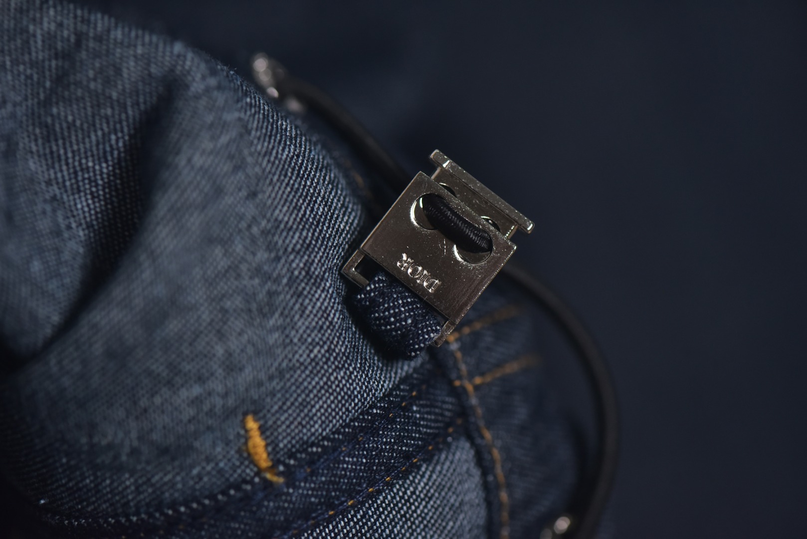 图片[4]-#Dior/迪奥 25Fw D刺绣明缝线牛仔立领外套 采用全新海军蓝色棉质牛仔布，以定制工艺精心打造，面料挺括而不失柔软，触感细腻且透气轻盈，兼顾日常穿着的舒适度与高级时装的精致感，赋予单品复古工装风与现代轻奢的双重气质，搭配同系列牛仔裤，塑造连贯而利落的整体造型，尽显复古格调，短款合身剪裁，优化肩线与腰身比例，修饰身形的同时预留搭配空间，定制辅料三标，男女同款 尺码：38/S 39/M 40/L 41/XL-选品中心