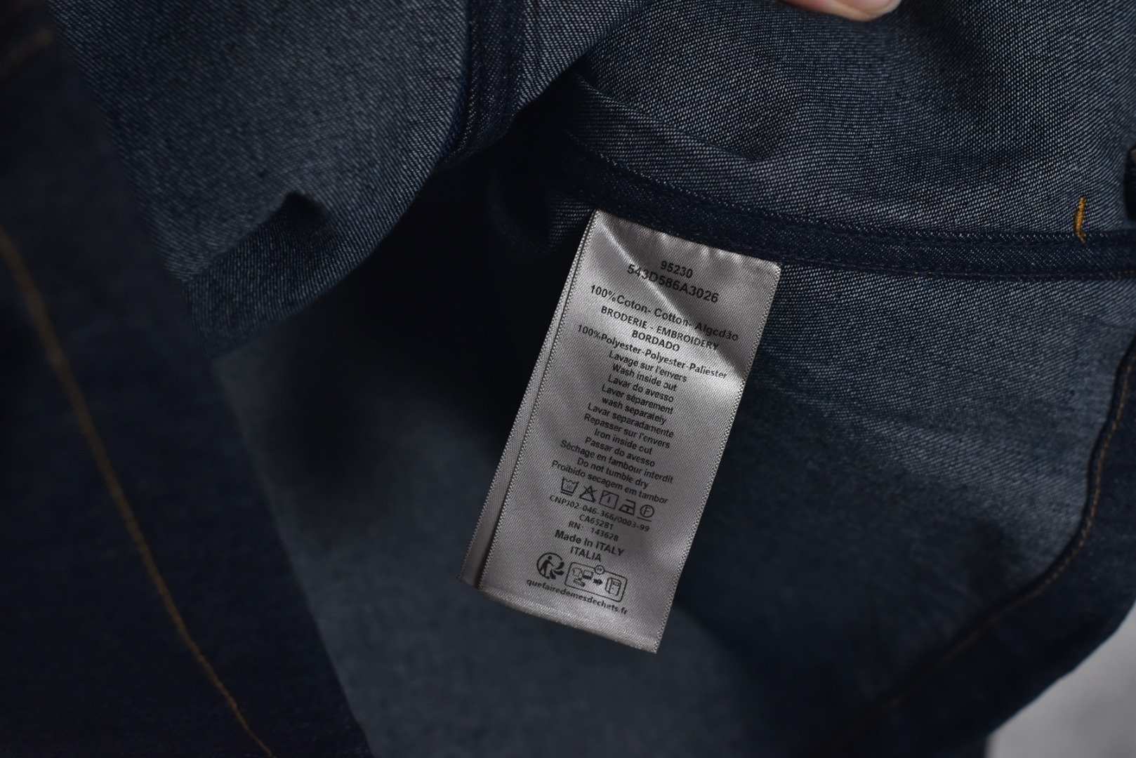 图片[8]-#Dior/迪奥 25Fw D刺绣明缝线牛仔立领外套 采用全新海军蓝色棉质牛仔布，以定制工艺精心打造，面料挺括而不失柔软，触感细腻且透气轻盈，兼顾日常穿着的舒适度与高级时装的精致感，赋予单品复古工装风与现代轻奢的双重气质，搭配同系列牛仔裤，塑造连贯而利落的整体造型，尽显复古格调，短款合身剪裁，优化肩线与腰身比例，修饰身形的同时预留搭配空间，定制辅料三标，男女同款 尺码：38/S 39/M 40/L 41/XL-选品中心