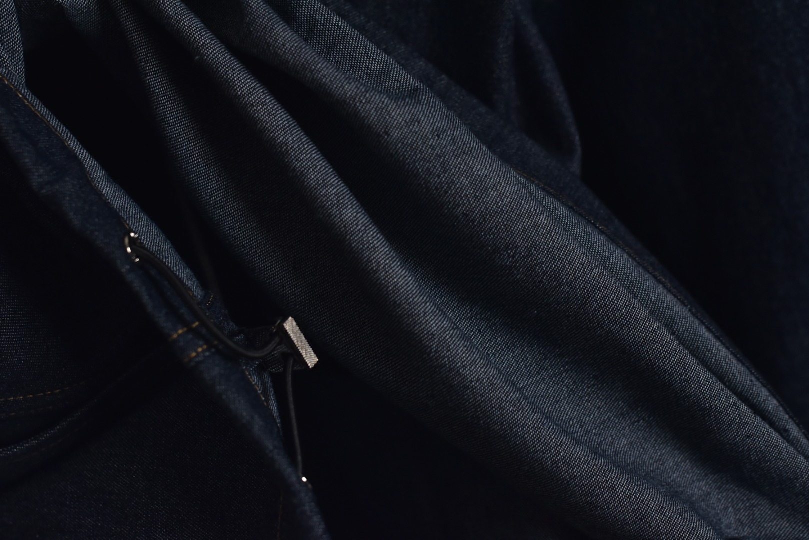 图片[9]-#Dior/迪奥 25Fw D刺绣明缝线牛仔立领外套 采用全新海军蓝色棉质牛仔布，以定制工艺精心打造，面料挺括而不失柔软，触感细腻且透气轻盈，兼顾日常穿着的舒适度与高级时装的精致感，赋予单品复古工装风与现代轻奢的双重气质，搭配同系列牛仔裤，塑造连贯而利落的整体造型，尽显复古格调，短款合身剪裁，优化肩线与腰身比例，修饰身形的同时预留搭配空间，定制辅料三标，男女同款 尺码：38/S 39/M 40/L 41/XL-选品中心