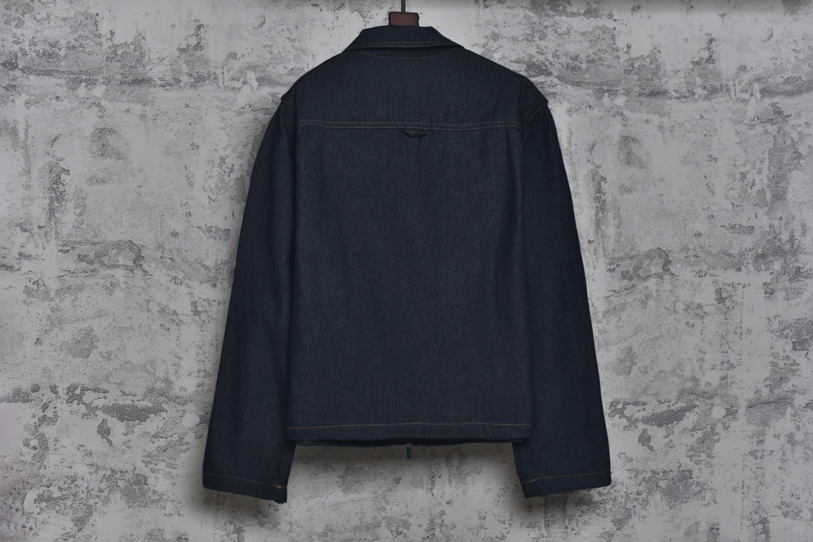 图片[2]-#Dior/迪奥 25Fw D刺绣明缝线牛仔立领外套 采用全新海军蓝色棉质牛仔布，以定制工艺精心打造，面料挺括而不失柔软，触感细腻且透气轻盈，兼顾日常穿着的舒适度与高级时装的精致感，赋予单品复古工装风与现代轻奢的双重气质，搭配同系列牛仔裤，塑造连贯而利落的整体造型，尽显复古格调，短款合身剪裁，优化肩线与腰身比例，修饰身形的同时预留搭配空间，定制辅料三标，男女同款 尺码：38/S 39/M 40/L 41/XL-选品中心