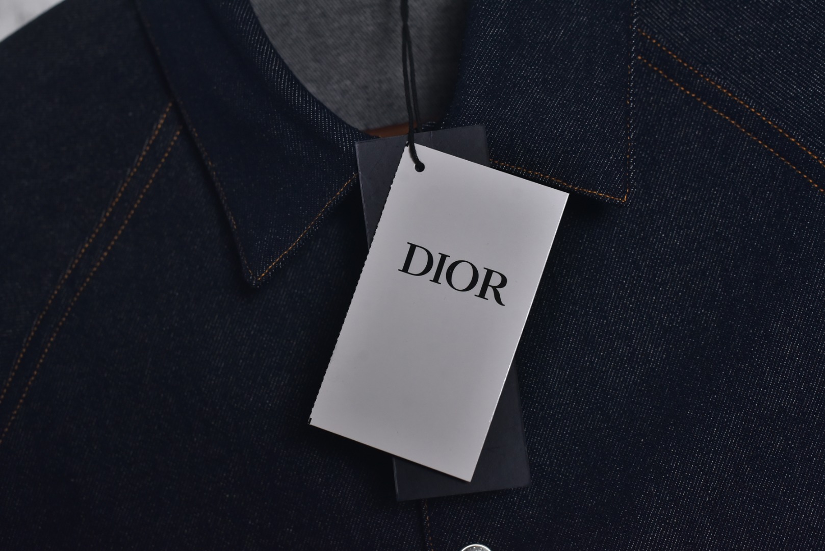 图片[6]-#Dior/迪奥 25Fw D皮标蓝斜纹牛仔衬衫外套 采用海军蓝色轻盈棉质斜纹面料制作，确保了穿着舒适性与耐用性的统一，具备良好的抗皱性和耐久性，此色彩的表现趋向于沉稳而不沉闷，简约口袋设计，此款保持了简洁的线条和结构，避免了过多装饰带来的繁复感，背面饰有皮革标牌，彰显品牌身份的同时，也体现了品牌对低调的极致追求，展现了克制的品牌展示方式，这种隐晦的标志设计，让懂得欣赏的人一眼便能识别其品质，而不至于显得过于张扬，采用实用版型设计，宽松而不臃肿的剪裁，适合多种身材穿着，既保证了舒适度，又确保了轮廓的优雅，搭配简约裤型产品，塑造干练而不失温和的专业形象，既能应对稍正式的场合，又不会显得过于刻意，这种搭配平衡了衬衫和外套的休闲感与场合需要的得体度，定制辅料三标，男女同款 尺码：39/S 40/M 41/L 42/XL-选品中心