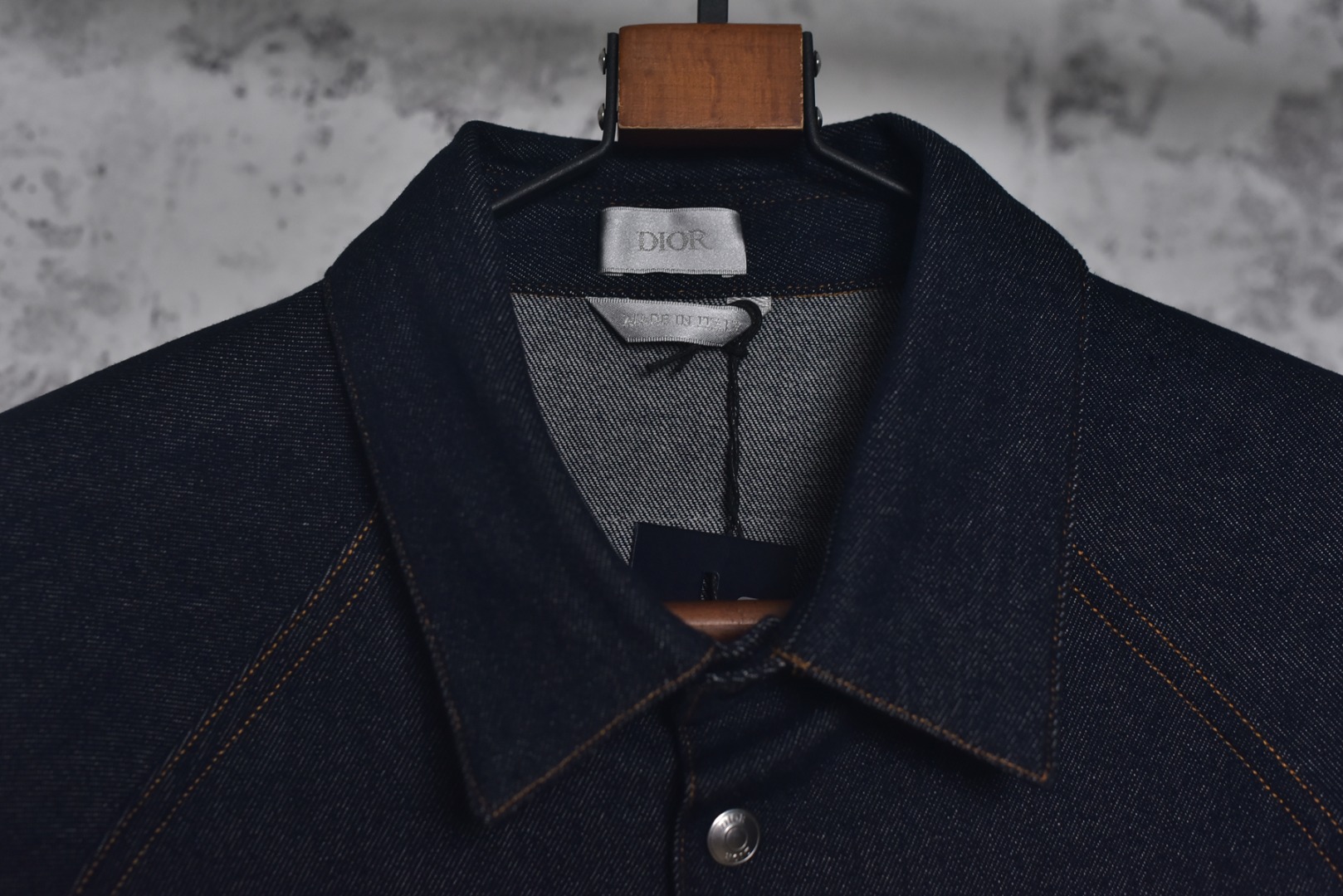 图片[5]-#Dior/迪奥 25Fw D皮标蓝斜纹牛仔衬衫外套 采用海军蓝色轻盈棉质斜纹面料制作，确保了穿着舒适性与耐用性的统一，具备良好的抗皱性和耐久性，此色彩的表现趋向于沉稳而不沉闷，简约口袋设计，此款保持了简洁的线条和结构，避免了过多装饰带来的繁复感，背面饰有皮革标牌，彰显品牌身份的同时，也体现了品牌对低调的极致追求，展现了克制的品牌展示方式，这种隐晦的标志设计，让懂得欣赏的人一眼便能识别其品质，而不至于显得过于张扬，采用实用版型设计，宽松而不臃肿的剪裁，适合多种身材穿着，既保证了舒适度，又确保了轮廓的优雅，搭配简约裤型产品，塑造干练而不失温和的专业形象，既能应对稍正式的场合，又不会显得过于刻意，这种搭配平衡了衬衫和外套的休闲感与场合需要的得体度，定制辅料三标，男女同款 尺码：39/S 40/M 41/L 42/XL-选品中心