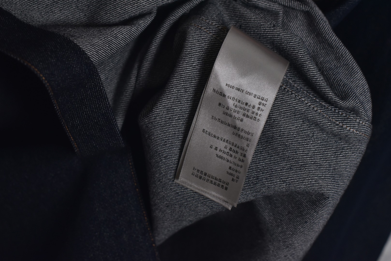 图片[9]-#Dior/迪奥 25Fw D皮标蓝斜纹牛仔衬衫外套 采用海军蓝色轻盈棉质斜纹面料制作，确保了穿着舒适性与耐用性的统一，具备良好的抗皱性和耐久性，此色彩的表现趋向于沉稳而不沉闷，简约口袋设计，此款保持了简洁的线条和结构，避免了过多装饰带来的繁复感，背面饰有皮革标牌，彰显品牌身份的同时，也体现了品牌对低调的极致追求，展现了克制的品牌展示方式，这种隐晦的标志设计，让懂得欣赏的人一眼便能识别其品质，而不至于显得过于张扬，采用实用版型设计，宽松而不臃肿的剪裁，适合多种身材穿着，既保证了舒适度，又确保了轮廓的优雅，搭配简约裤型产品，塑造干练而不失温和的专业形象，既能应对稍正式的场合，又不会显得过于刻意，这种搭配平衡了衬衫和外套的休闲感与场合需要的得体度，定制辅料三标，男女同款 尺码：39/S 40/M 41/L 42/XL-选品中心