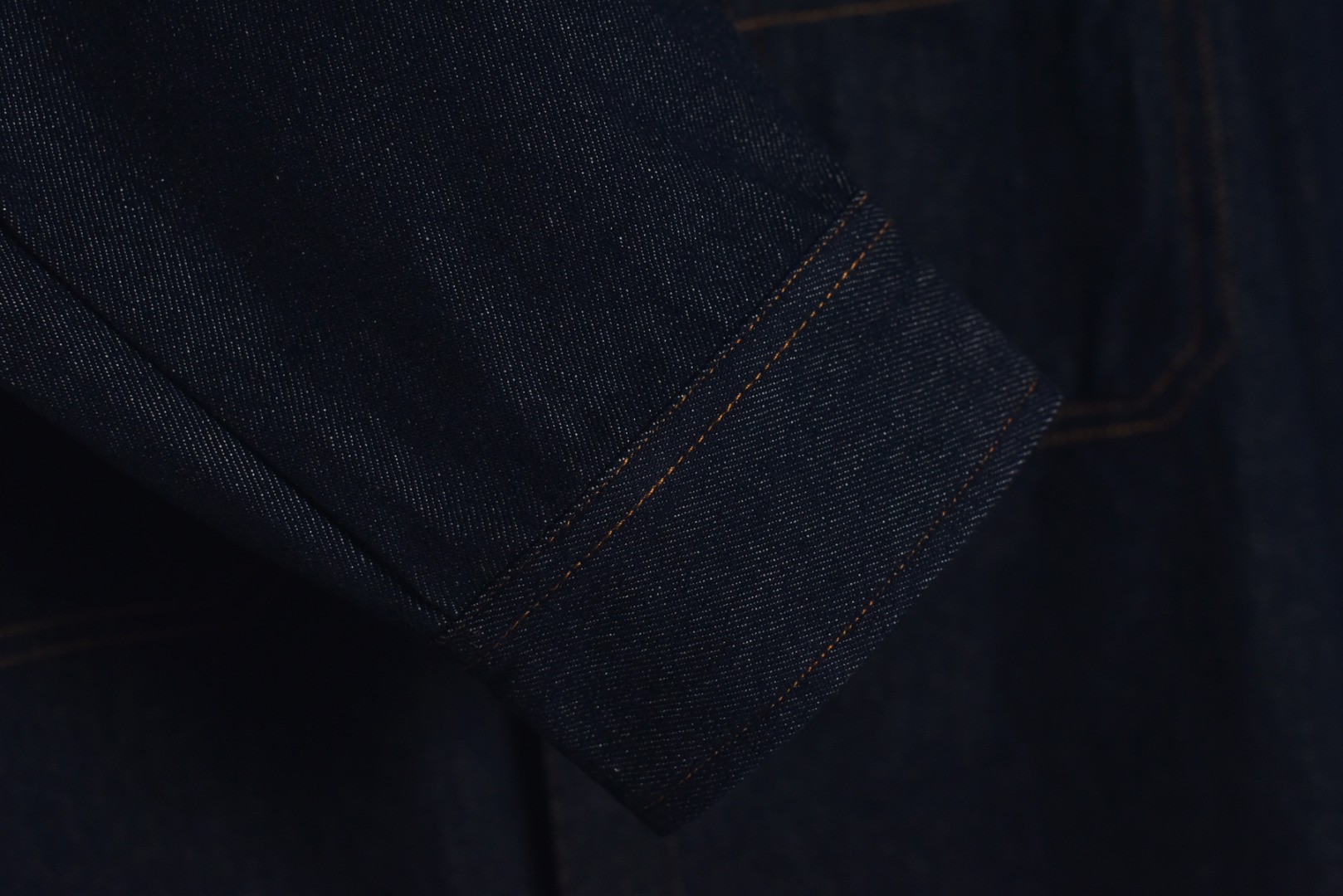 图片[8]-#Dior/迪奥 25Fw D皮标蓝斜纹牛仔衬衫外套 采用海军蓝色轻盈棉质斜纹面料制作，确保了穿着舒适性与耐用性的统一，具备良好的抗皱性和耐久性，此色彩的表现趋向于沉稳而不沉闷，简约口袋设计，此款保持了简洁的线条和结构，避免了过多装饰带来的繁复感，背面饰有皮革标牌，彰显品牌身份的同时，也体现了品牌对低调的极致追求，展现了克制的品牌展示方式，这种隐晦的标志设计，让懂得欣赏的人一眼便能识别其品质，而不至于显得过于张扬，采用实用版型设计，宽松而不臃肿的剪裁，适合多种身材穿着，既保证了舒适度，又确保了轮廓的优雅，搭配简约裤型产品，塑造干练而不失温和的专业形象，既能应对稍正式的场合，又不会显得过于刻意，这种搭配平衡了衬衫和外套的休闲感与场合需要的得体度，定制辅料三标，男女同款 尺码：39/S 40/M 41/L 42/XL-选品中心